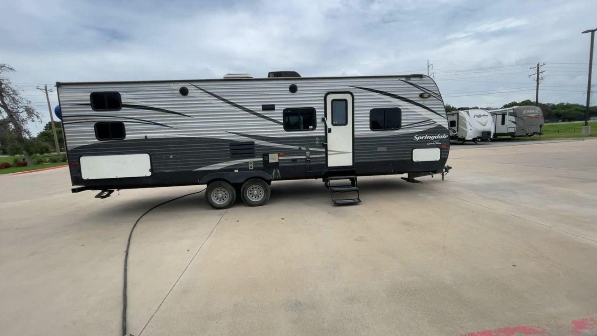 2018 GRAY KEYSTONE SPRINGDALE 270LE (4YDT27025J3) , located at 4319 N Main St, Cleburne, TX, 76033, (817) 678-5133, 32.385960, -97.391212 - Photo#2