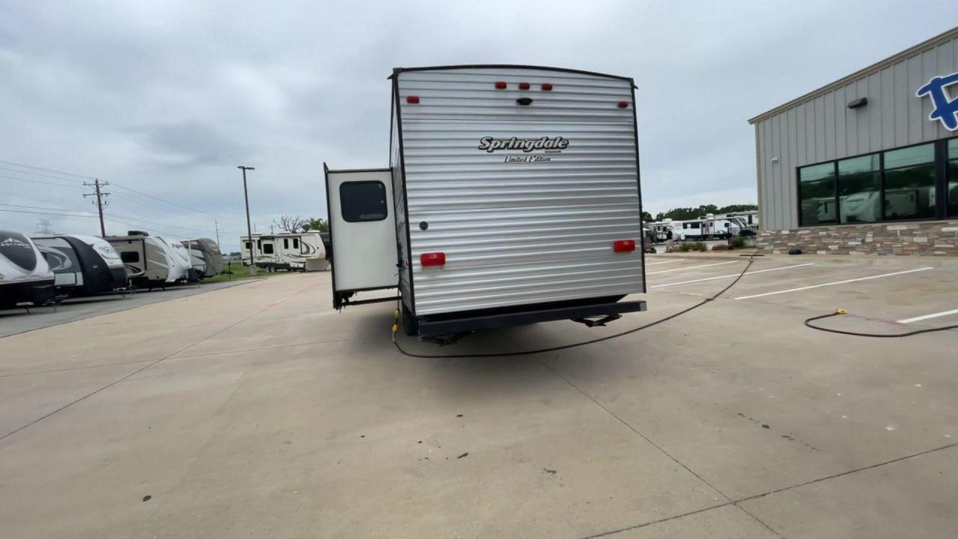 2018 GRAY KEYSTONE SPRINGDALE 270LE (4YDT27025J3) , located at 4319 N Main St, Cleburne, TX, 76033, (817) 678-5133, 32.385960, -97.391212 - Photo#8