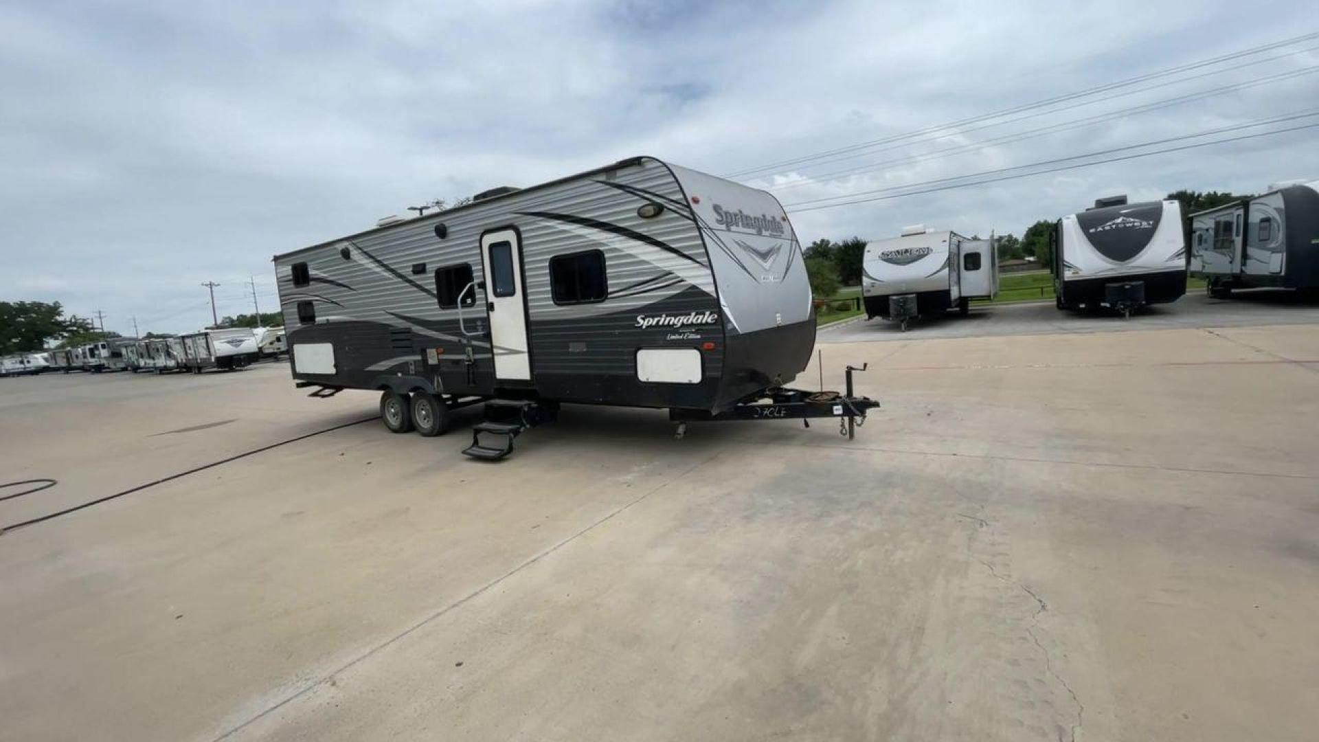 2018 GRAY KEYSTONE SPRINGDALE 270LE (4YDT27025J3) , located at 4319 N Main St, Cleburne, TX, 76033, (817) 678-5133, 32.385960, -97.391212 - Photo#3