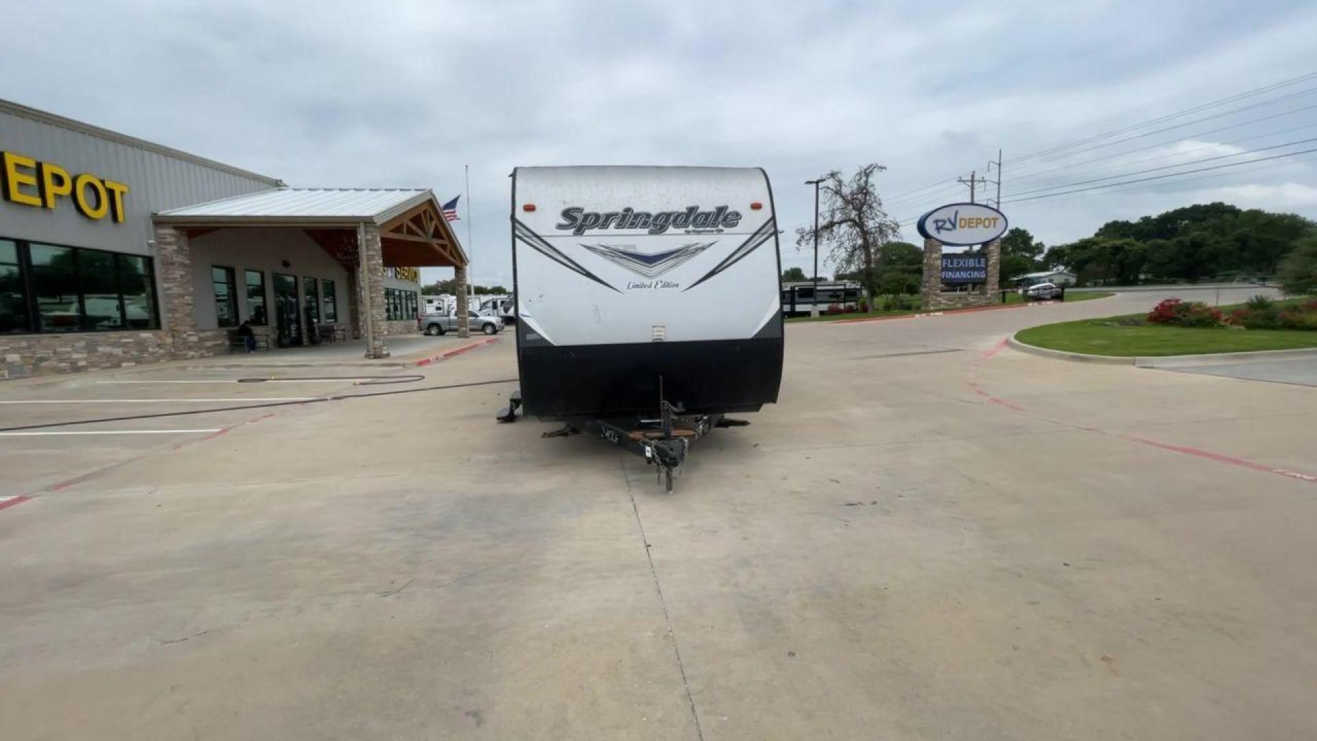 2018 GRAY KEYSTONE SPRINGDALE 270LE (4YDT27025J3) , located at 4319 N Main St, Cleburne, TX, 76033, (817) 678-5133, 32.385960, -97.391212 - Photo#4