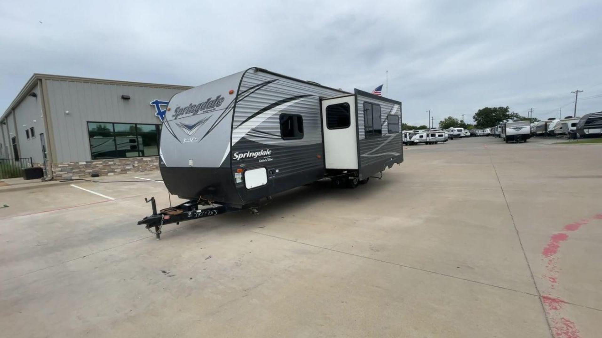 2018 GRAY KEYSTONE SPRINGDALE 270LE (4YDT27025J3) , located at 4319 N Main St, Cleburne, TX, 76033, (817) 678-5133, 32.385960, -97.391212 - Photo#5