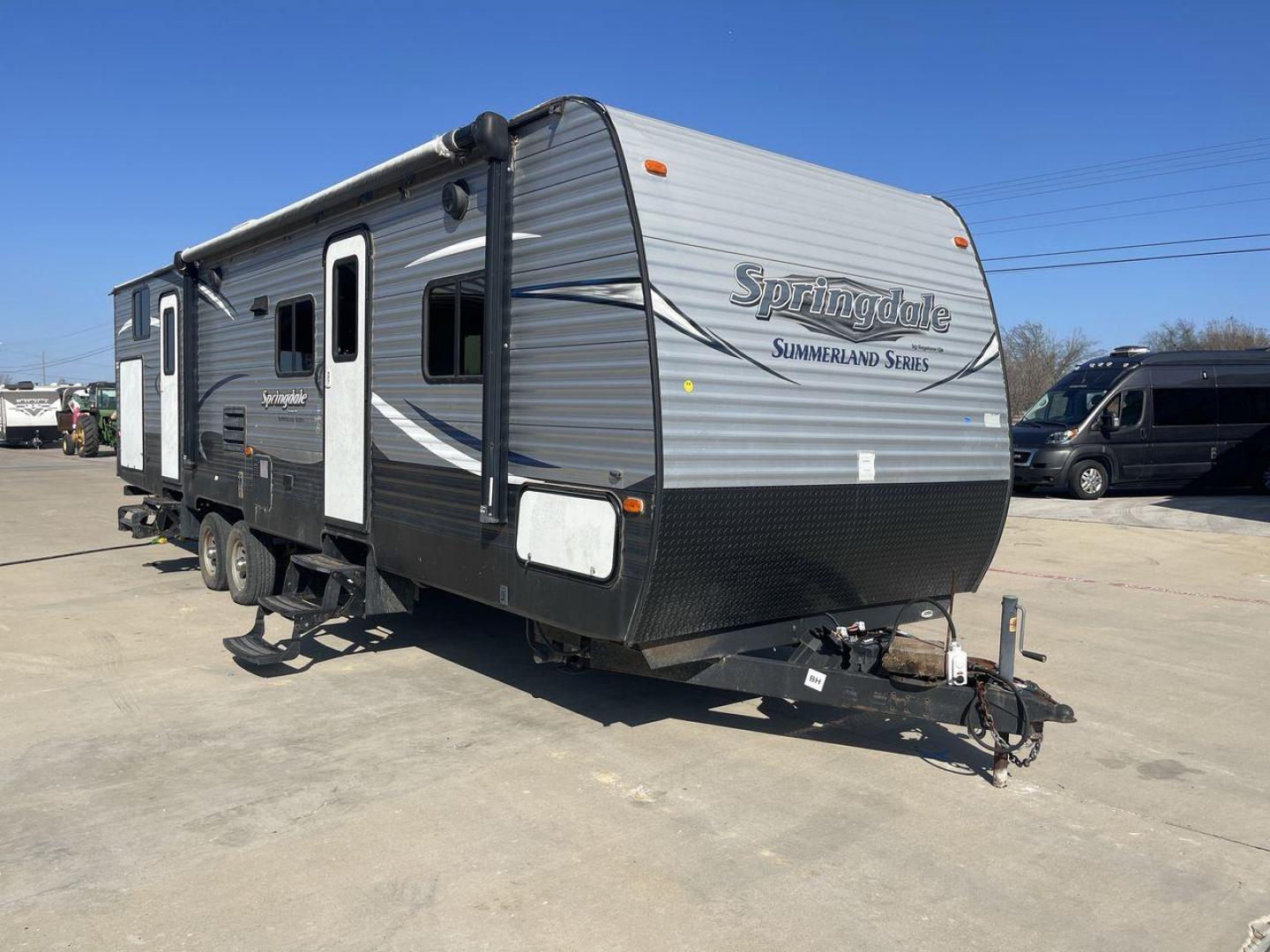 2018 GRAY KEYSTONE SPRINGDALE 303BH - (4YDT30329J3) , Length: 35 ft. | Dry Weight: 7,925 lbs. | Gross Weight: 9,770 lbs. | Slides: 2 transmission, located at 4319 N Main St, Cleburne, TX, 76033, (817) 678-5133, 32.385960, -97.391212 - With this 2018 Keystone Springdale 303BH, you can take the conveniences of home with you wherever you go! This travel trailer measures exactly 35 feet long and has a dry weight of 7,925 lbs. It features 2 slideouts, 2 entries, and 1 awning. Starting from the back of the trailer, we have the bu - Photo#22