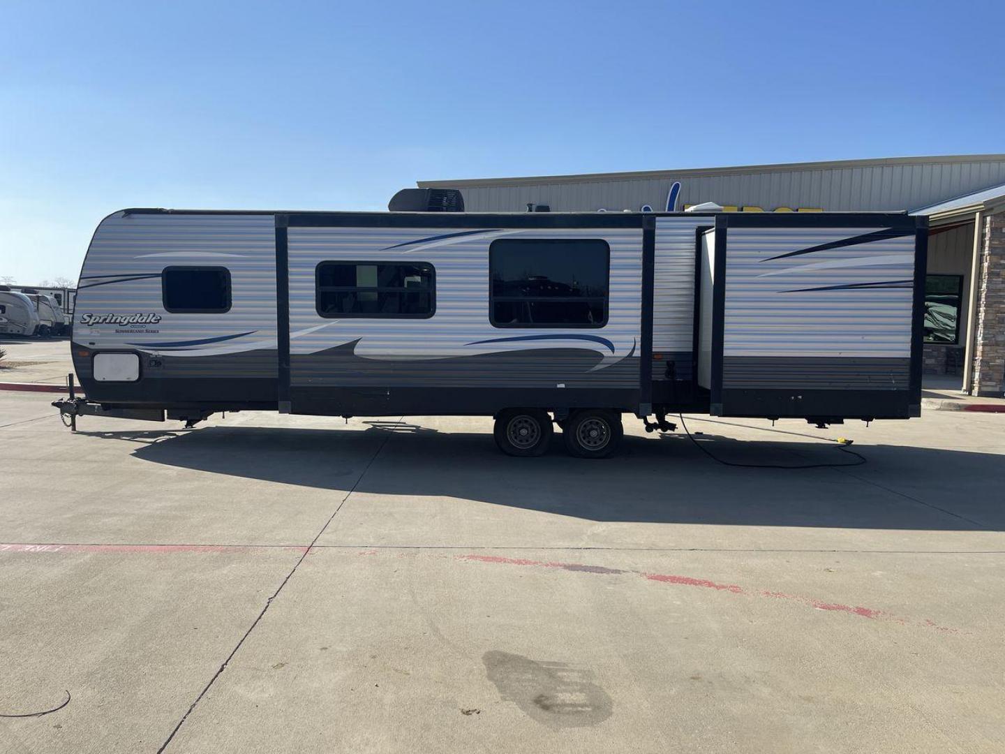 2018 GRAY KEYSTONE SPRINGDALE 303BH - (4YDT30329J3) , Length: 35 ft. | Dry Weight: 7,925 lbs. | Gross Weight: 9,770 lbs. | Slides: 2 transmission, located at 4319 N Main St, Cleburne, TX, 76033, (817) 678-5133, 32.385960, -97.391212 - With this 2018 Keystone Springdale 303BH, you can take the conveniences of home with you wherever you go! This travel trailer measures exactly 35 feet long and has a dry weight of 7,925 lbs. It features 2 slideouts, 2 entries, and 1 awning. Starting from the back of the trailer, we have the bu - Photo#23