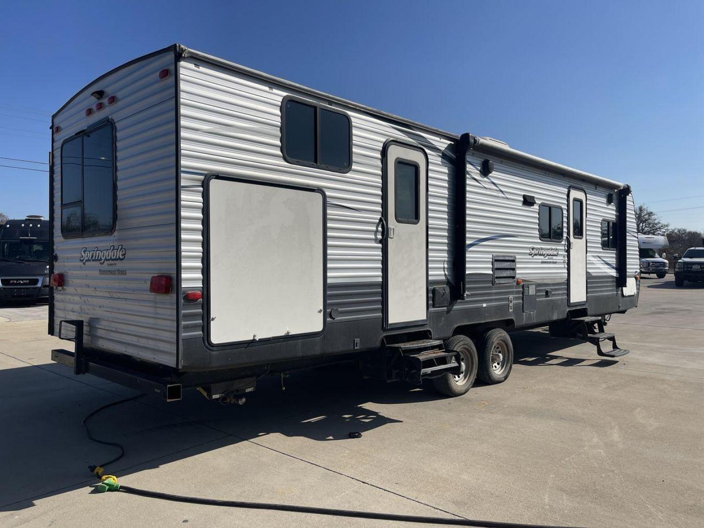 2018 GRAY KEYSTONE SPRINGDALE 303BH - (4YDT30329J3) , Length: 35 ft. | Dry Weight: 7,925 lbs. | Gross Weight: 9,770 lbs. | Slides: 2 transmission, located at 4319 N Main St, Cleburne, TX, 76033, (817) 678-5133, 32.385960, -97.391212 - With this 2018 Keystone Springdale 303BH, you can take the conveniences of home with you wherever you go! This travel trailer measures exactly 35 feet long and has a dry weight of 7,925 lbs. It features 2 slideouts, 2 entries, and 1 awning. Starting from the back of the trailer, we have the bu - Photo#24