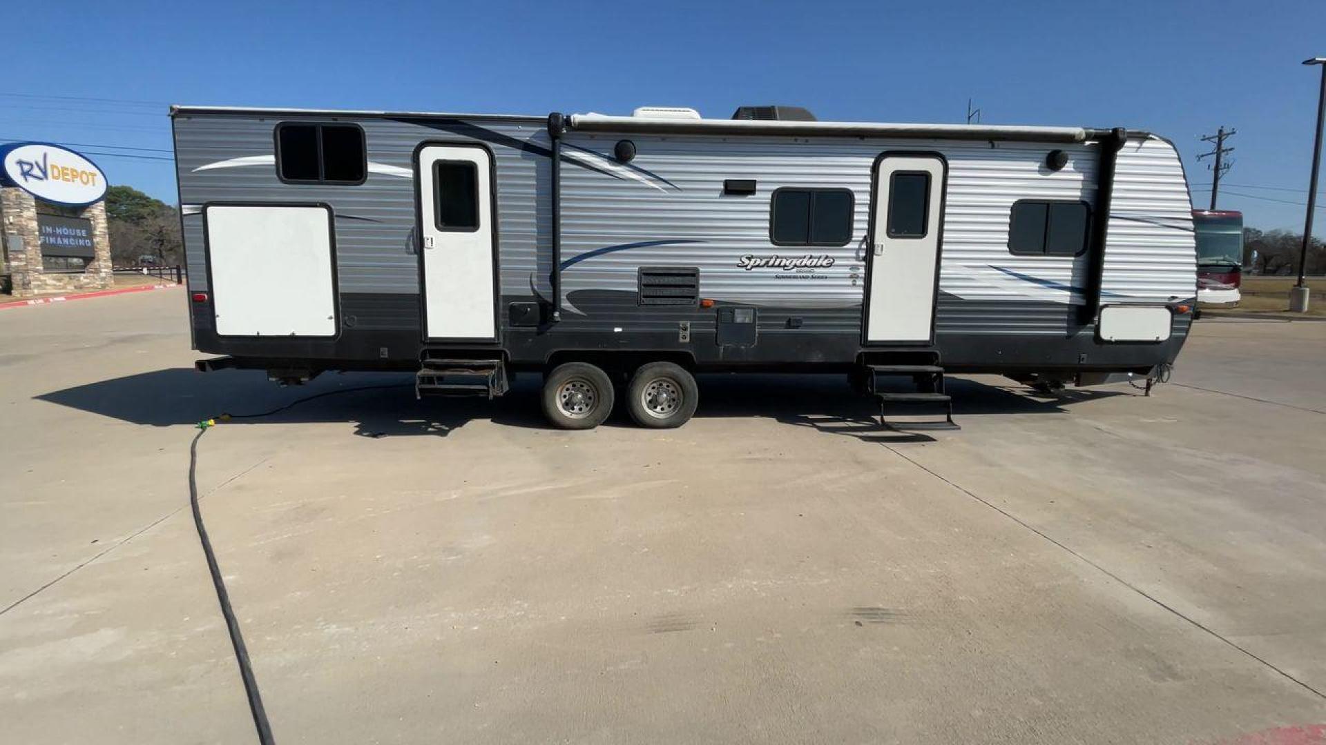 2018 GRAY KEYSTONE SPRINGDALE 303BH - (4YDT30329J3) , Length: 35 ft. | Dry Weight: 7,925 lbs. | Gross Weight: 9,770 lbs. | Slides: 2 transmission, located at 4319 N Main St, Cleburne, TX, 76033, (817) 678-5133, 32.385960, -97.391212 - With this 2018 Keystone Springdale 303BH, you can take the conveniences of home with you wherever you go! This travel trailer measures exactly 35 feet long and has a dry weight of 7,925 lbs. It features 2 slideouts, 2 entries, and 1 awning. Starting from the back of the trailer, we have the bu - Photo#2