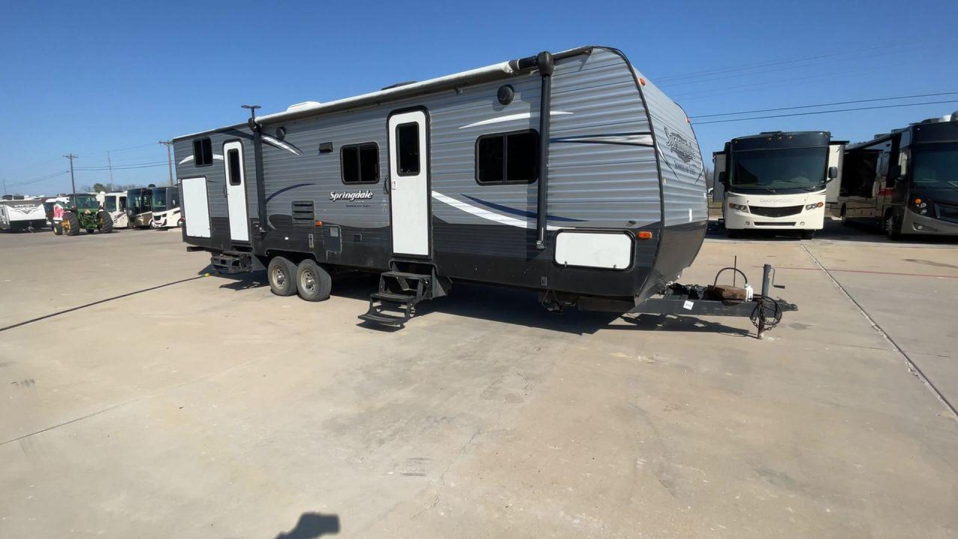 2018 GRAY KEYSTONE SPRINGDALE 303BH - (4YDT30329J3) , Length: 35 ft. | Dry Weight: 7,925 lbs. | Gross Weight: 9,770 lbs. | Slides: 2 transmission, located at 4319 N Main St, Cleburne, TX, 76033, (817) 678-5133, 32.385960, -97.391212 - With this 2018 Keystone Springdale 303BH, you can take the conveniences of home with you wherever you go! This travel trailer measures exactly 35 feet long and has a dry weight of 7,925 lbs. It features 2 slideouts, 2 entries, and 1 awning. Starting from the back of the trailer, we have the bu - Photo#3