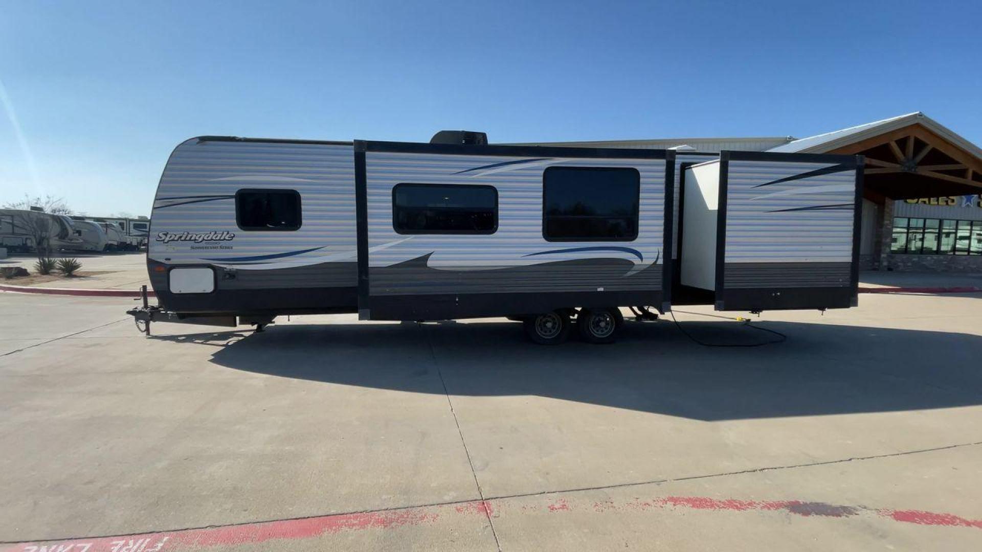 2018 GRAY KEYSTONE SPRINGDALE 303BH - (4YDT30329J3) , Length: 35 ft. | Dry Weight: 7,925 lbs. | Gross Weight: 9,770 lbs. | Slides: 2 transmission, located at 4319 N Main St, Cleburne, TX, 76033, (817) 678-5133, 32.385960, -97.391212 - With this 2018 Keystone Springdale 303BH, you can take the conveniences of home with you wherever you go! This travel trailer measures exactly 35 feet long and has a dry weight of 7,925 lbs. It features 2 slideouts, 2 entries, and 1 awning. Starting from the back of the trailer, we have the bu - Photo#6