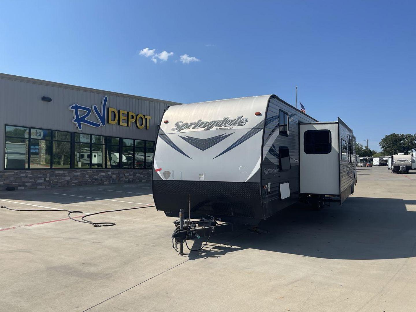 2018 SILVER KEYSTONE SPRINGDALE SG38 (4YDT38B20J3) , Length: 38.92 ft | Dry Weight: 8,615 lbs | Gross Weight: 11,105 lbs | Slides: 2 transmission, located at 4319 N Main St, Cleburne, TX, 76033, (817) 678-5133, 32.385960, -97.391212 - The 2018 Keystone Springdale SG38 is a roomy and well-equipped travel trailer that has been precisely built to maximize comfort and convenience while on the road. With its intelligent features and sturdy construction, this trailer provides a balance of functionality and comfort that will enhance you - Photo#0