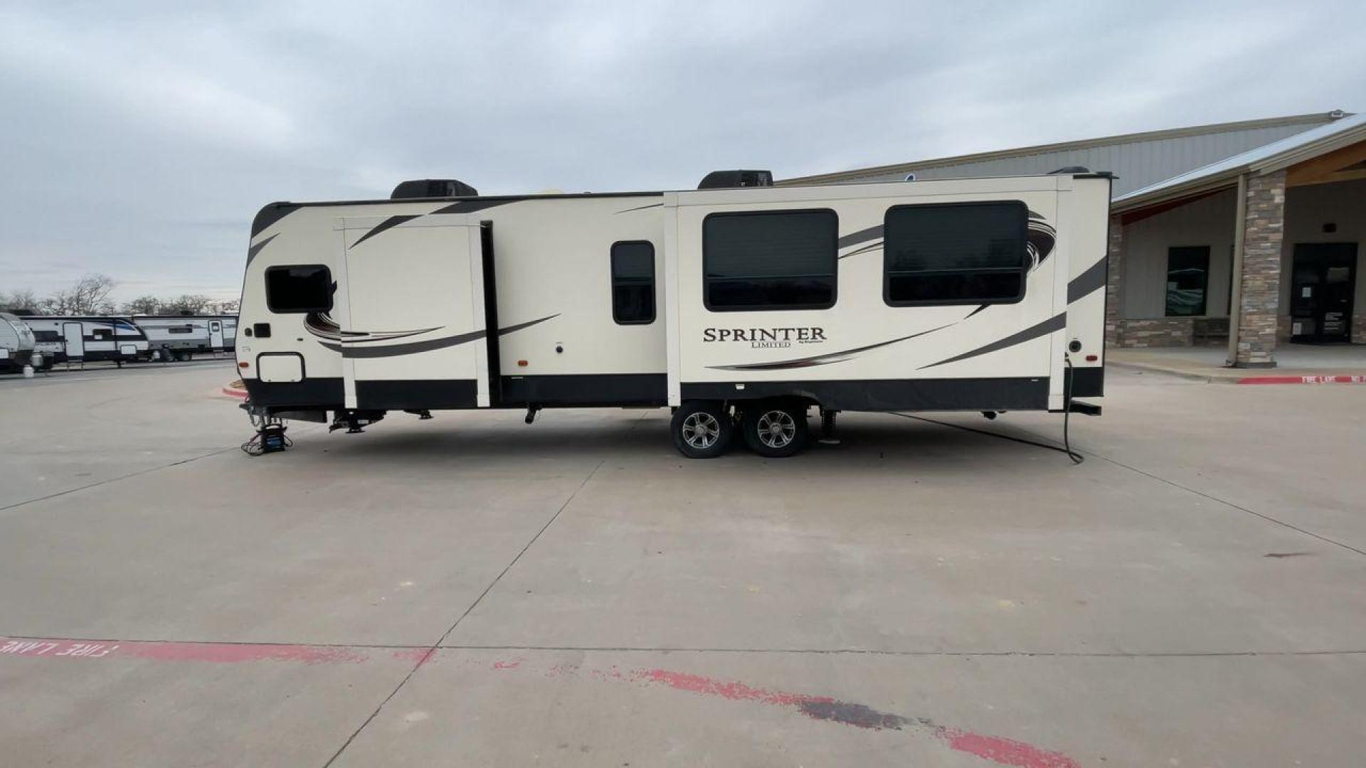 2018 KEYSTONE SPRINTER 312MLS (4YDT31224J1) , located at 4319 N Main St, Cleburne, TX, 76033, (817) 678-5133, 32.385960, -97.391212 - Photo#6