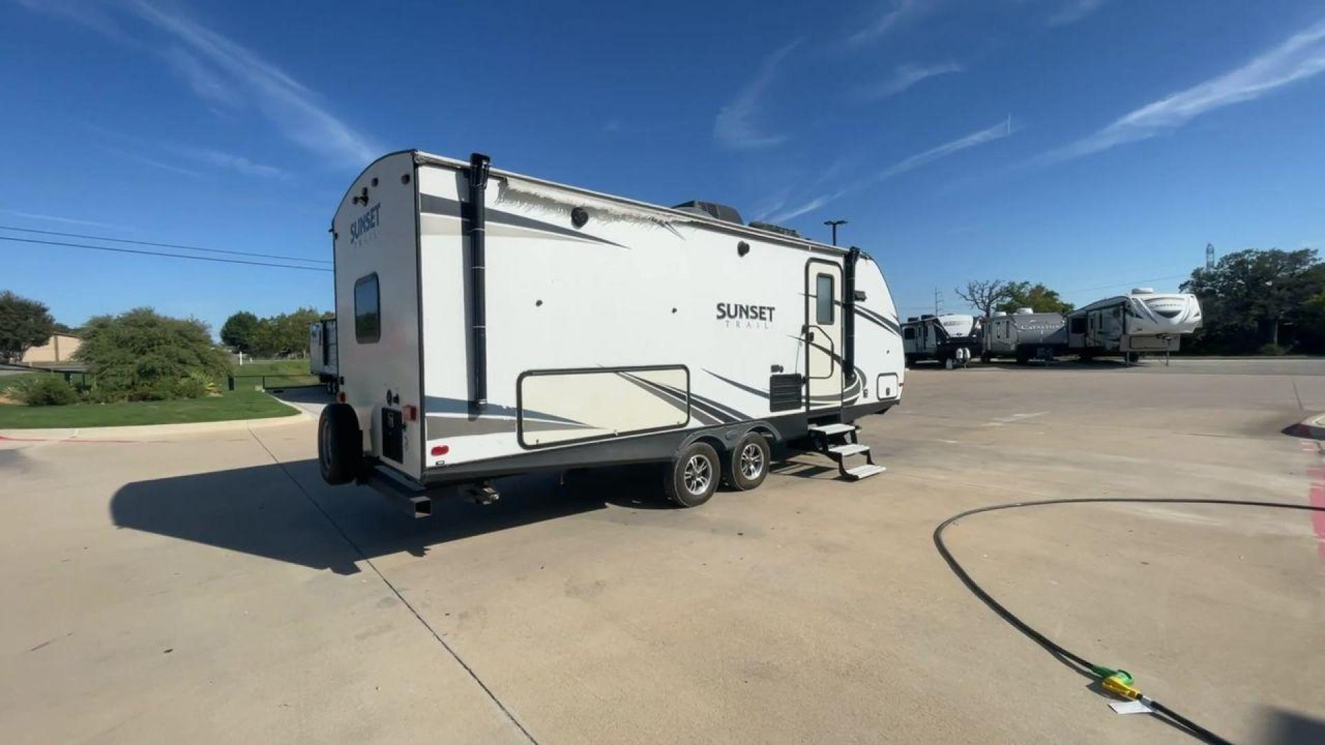 2018 KEYSTONE SUNSET TRAIL 210FK (4YDT21029J5) , Length: 25.92 ft. | Dry Weight: 4,696 lbs. | Gross Weight: 7,600 lbs. | Slides: 1 transmission, located at 4319 N Main St, Cleburne, TX, 76033, (817) 678-5133, 32.385960, -97.391212 - With the 2018 Keystone Sunset Trail 210FK Travel Trailer, set out on a journey of comfort and style. This travel trailer provides a well-designed living area for your trips, making it perfect for small families or couples. The dimensions of this unit are 25.92 ft in length, 8 ft in width, and 11. - Photo#1