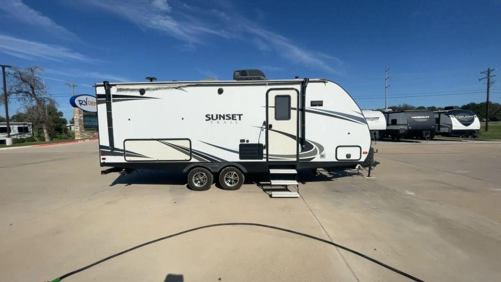 2018 KEYSTONE SUNSET TRAIL 210FK (4YDT21029J5) , Length: 25.92 ft. | Dry Weight: 4,696 lbs. | Gross Weight: 7,600 lbs. | Slides: 1 transmission, located at 4319 N Main St, Cleburne, TX, 76033, (817) 678-5133, 32.385960, -97.391212 - With the 2018 Keystone Sunset Trail 210FK Travel Trailer, set out on a journey of comfort and style. This travel trailer provides a well-designed living area for your trips, making it perfect for small families or couples. The dimensions of this unit are 25.92 ft in length, 8 ft in width, and 11. - Photo#2