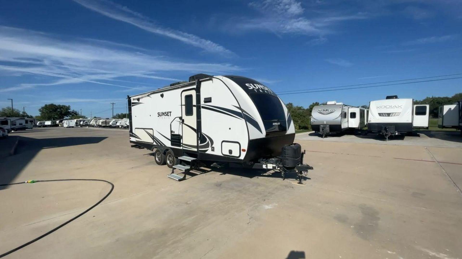 2018 KEYSTONE SUNSET TRAIL 210FK (4YDT21029J5) , Length: 25.92 ft. | Dry Weight: 4,696 lbs. | Gross Weight: 7,600 lbs. | Slides: 1 transmission, located at 4319 N Main St, Cleburne, TX, 76033, (817) 678-5133, 32.385960, -97.391212 - With the 2018 Keystone Sunset Trail 210FK Travel Trailer, set out on a journey of comfort and style. This travel trailer provides a well-designed living area for your trips, making it perfect for small families or couples. The dimensions of this unit are 25.92 ft in length, 8 ft in width, and 11. - Photo#3