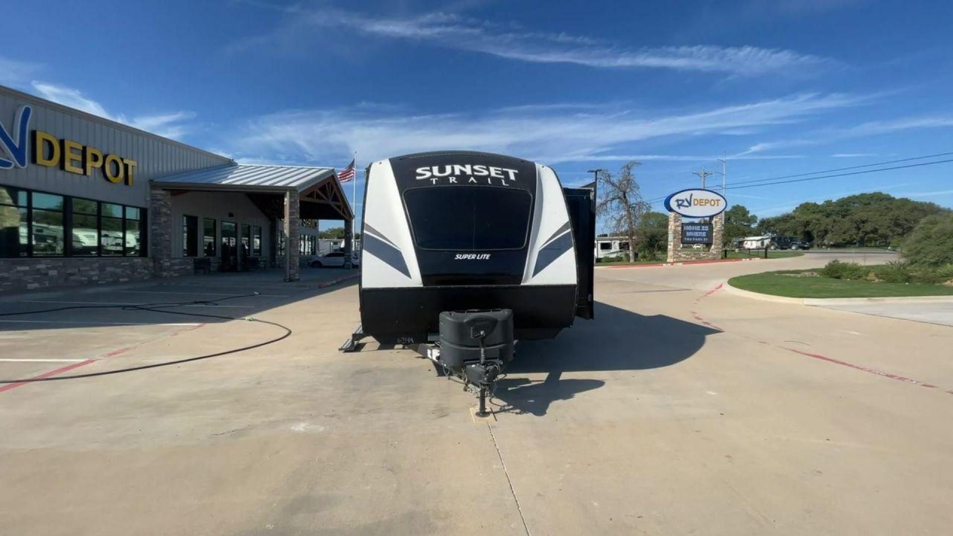 2018 KEYSTONE SUNSET TRAIL 210FK (4YDT21029J5) , Length: 25.92 ft. | Dry Weight: 4,696 lbs. | Gross Weight: 7,600 lbs. | Slides: 1 transmission, located at 4319 N Main St, Cleburne, TX, 76033, (817) 678-5133, 32.385960, -97.391212 - With the 2018 Keystone Sunset Trail 210FK Travel Trailer, set out on a journey of comfort and style. This travel trailer provides a well-designed living area for your trips, making it perfect for small families or couples. The dimensions of this unit are 25.92 ft in length, 8 ft in width, and 11. - Photo#4