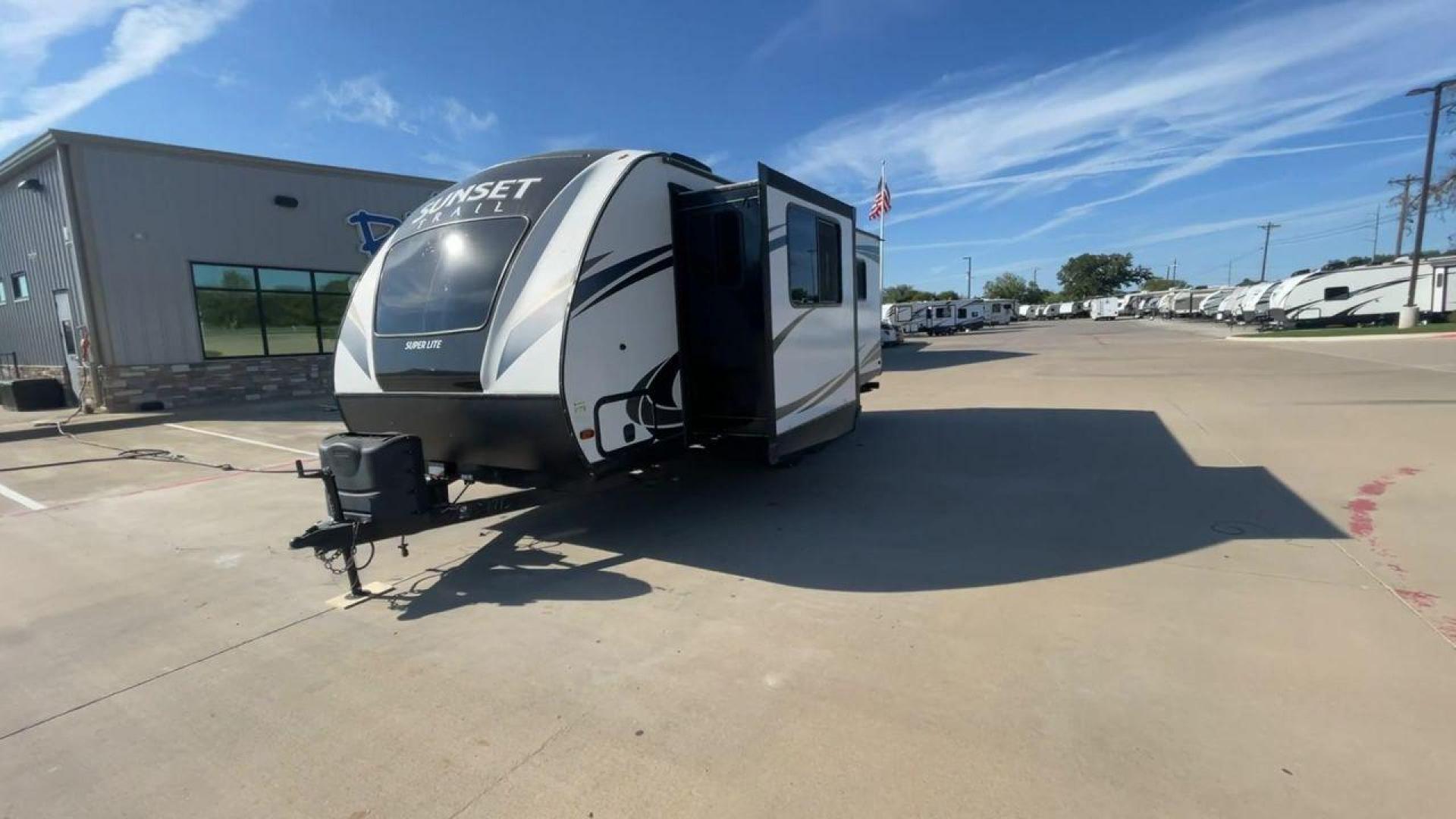 2018 KEYSTONE SUNSET TRAIL 210FK (4YDT21029J5) , Length: 25.92 ft. | Dry Weight: 4,696 lbs. | Gross Weight: 7,600 lbs. | Slides: 1 transmission, located at 4319 N Main St, Cleburne, TX, 76033, (817) 678-5133, 32.385960, -97.391212 - With the 2018 Keystone Sunset Trail 210FK Travel Trailer, set out on a journey of comfort and style. This travel trailer provides a well-designed living area for your trips, making it perfect for small families or couples. The dimensions of this unit are 25.92 ft in length, 8 ft in width, and 11. - Photo#5