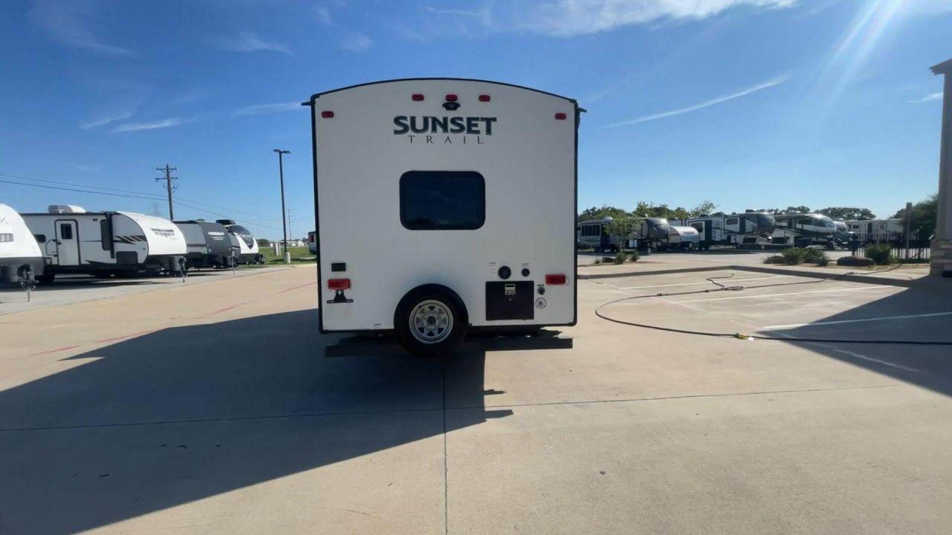 2018 KEYSTONE SUNSET TRAIL 210FK (4YDT21029J5) , Length: 25.92 ft. | Dry Weight: 4,696 lbs. | Gross Weight: 7,600 lbs. | Slides: 1 transmission, located at 4319 N Main St, Cleburne, TX, 76033, (817) 678-5133, 32.385960, -97.391212 - With the 2018 Keystone Sunset Trail 210FK Travel Trailer, set out on a journey of comfort and style. This travel trailer provides a well-designed living area for your trips, making it perfect for small families or couples. The dimensions of this unit are 25.92 ft in length, 8 ft in width, and 11. - Photo#8