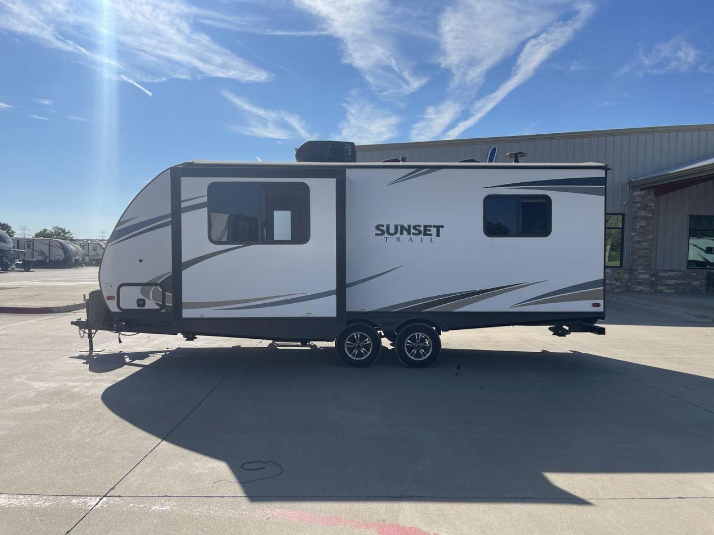 2018 KEYSTONE SUNSET TRAIL 210FK (4YDT21029J5) , Length: 25.92 ft. | Dry Weight: 4,696 lbs. | Gross Weight: 7,600 lbs. | Slides: 1 transmission, located at 4319 N Main St, Cleburne, TX, 76033, (817) 678-5133, 32.385960, -97.391212 - With the 2018 Keystone Sunset Trail 210FK Travel Trailer, set out on a journey of comfort and style. This travel trailer provides a well-designed living area for your trips, making it perfect for small families or couples. The dimensions of this unit are 25.92 ft in length, 8 ft in width, and 11. - Photo#23