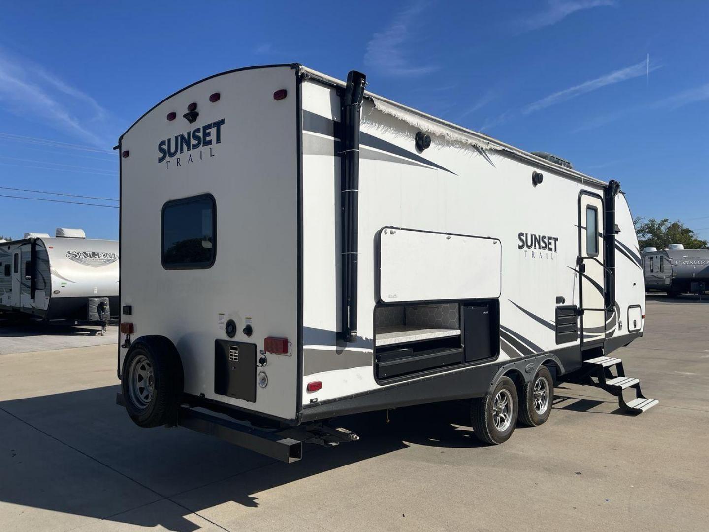 2018 KEYSTONE SUNSET TRAIL 210FK (4YDT21029J5) , Length: 25.92 ft. | Dry Weight: 4,696 lbs. | Gross Weight: 7,600 lbs. | Slides: 1 transmission, located at 4319 N Main St, Cleburne, TX, 76033, (817) 678-5133, 32.385960, -97.391212 - With the 2018 Keystone Sunset Trail 210FK Travel Trailer, set out on a journey of comfort and style. This travel trailer provides a well-designed living area for your trips, making it perfect for small families or couples. The dimensions of this unit are 25.92 ft in length, 8 ft in width, and 11. - Photo#24