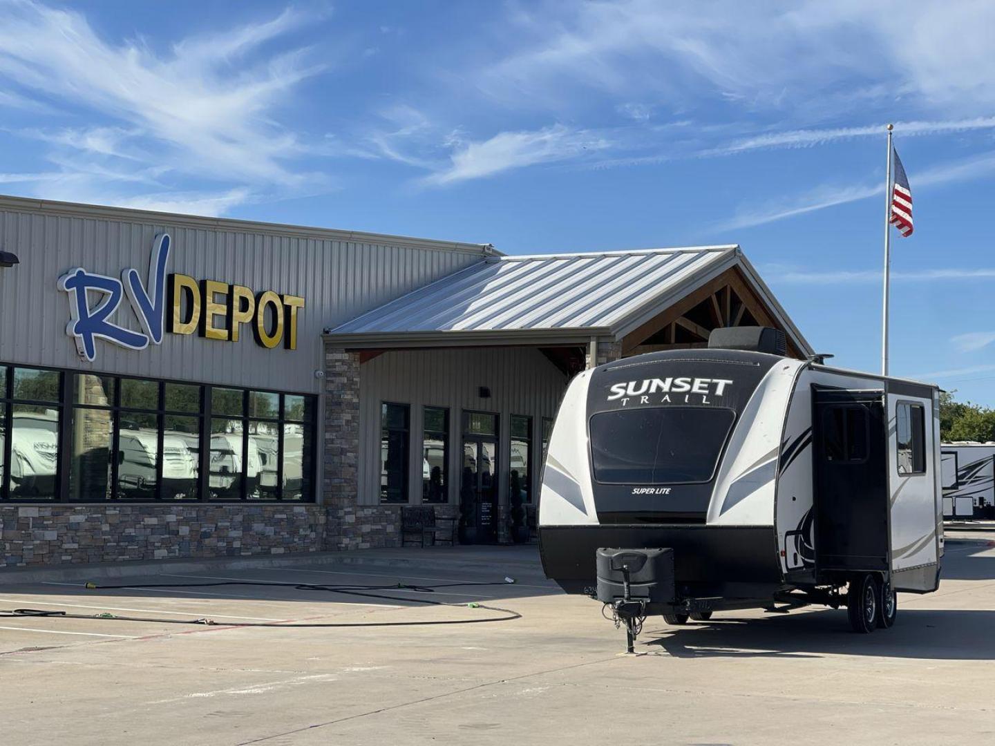 2018 KEYSTONE SUNSET TRAIL 210FK (4YDT21029J5) , Length: 25.92 ft. | Dry Weight: 4,696 lbs. | Gross Weight: 7,600 lbs. | Slides: 1 transmission, located at 4319 N Main St, Cleburne, TX, 76033, (817) 678-5133, 32.385960, -97.391212 - With the 2018 Keystone Sunset Trail 210FK Travel Trailer, set out on a journey of comfort and style. This travel trailer provides a well-designed living area for your trips, making it perfect for small families or couples. The dimensions of this unit are 25.92 ft in length, 8 ft in width, and 11. - Photo#0