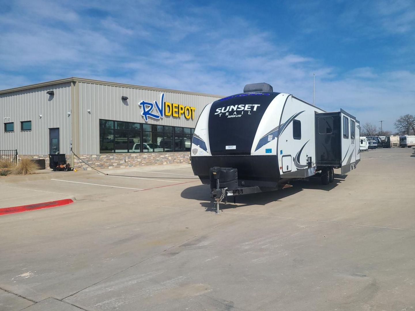 2018 KEYSTONE SUNSET TRAIL 331BH (4YDT33123J5) , Length: 37.5 ft. | Dry Weight: 7,186 lbs. | Gross Weight: 9,735 lbs. | Slides: 3 transmission, located at 4319 N Main St, Cleburne, TX, 76033, (817) 678-5133, 32.385960, -97.391212 - Board this 2018 Keystone Sunset Trail 331BH to your family's dream destination and enjoy all the fantastic amenities it has to offer! It measures 37.5 ft. in length and 11.17 ft. in height. It has a dry weight of 7,186 lbs. with a hitch weight of 936 lbs. Its exterior is white with black graphics. I - Photo#0