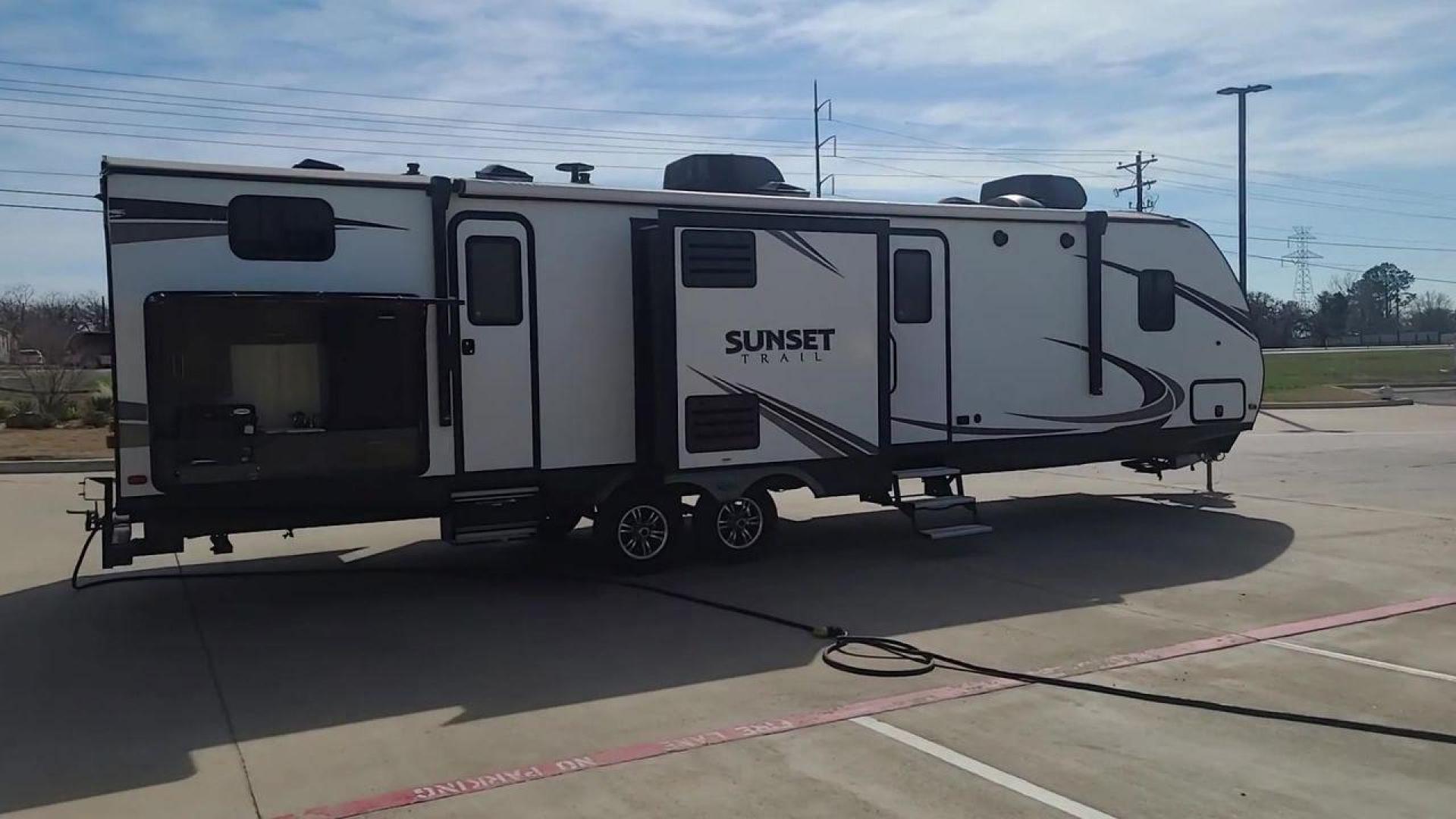 2018 KEYSTONE SUNSET TRAIL 331BH (4YDT33123J5) , Length: 37.5 ft. | Dry Weight: 7,186 lbs. | Gross Weight: 9,735 lbs. | Slides: 3 transmission, located at 4319 N Main St, Cleburne, TX, 76033, (817) 678-5133, 32.385960, -97.391212 - Board this 2018 Keystone Sunset Trail 331BH to your family's dream destination and enjoy all the fantastic amenities it has to offer! It measures 37.5 ft. in length and 11.17 ft. in height. It has a dry weight of 7,186 lbs. with a hitch weight of 936 lbs. Its exterior is white with black graphics. I - Photo#1