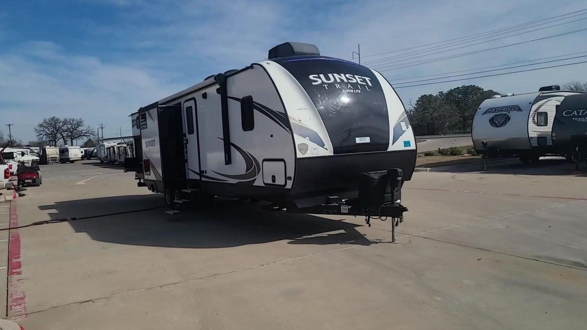 2018 KEYSTONE SUNSET TRAIL 331BH (4YDT33123J5) , Length: 37.5 ft. | Dry Weight: 7,186 lbs. | Gross Weight: 9,735 lbs. | Slides: 3 transmission, located at 4319 N Main St, Cleburne, TX, 76033, (817) 678-5133, 32.385960, -97.391212 - Board this 2018 Keystone Sunset Trail 331BH to your family's dream destination and enjoy all the fantastic amenities it has to offer! It measures 37.5 ft. in length and 11.17 ft. in height. It has a dry weight of 7,186 lbs. with a hitch weight of 936 lbs. Its exterior is white with black graphics. I - Photo#3