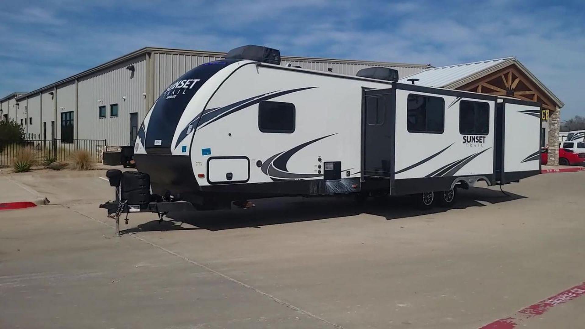 2018 KEYSTONE SUNSET TRAIL 331BH (4YDT33123J5) , Length: 37.5 ft. | Dry Weight: 7,186 lbs. | Gross Weight: 9,735 lbs. | Slides: 3 transmission, located at 4319 N Main St, Cleburne, TX, 76033, (817) 678-5133, 32.385960, -97.391212 - Board this 2018 Keystone Sunset Trail 331BH to your family's dream destination and enjoy all the fantastic amenities it has to offer! It measures 37.5 ft. in length and 11.17 ft. in height. It has a dry weight of 7,186 lbs. with a hitch weight of 936 lbs. Its exterior is white with black graphics. I - Photo#5