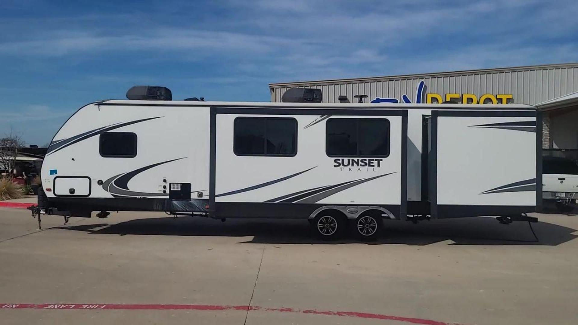 2018 KEYSTONE SUNSET TRAIL 331BH (4YDT33123J5) , Length: 37.5 ft. | Dry Weight: 7,186 lbs. | Gross Weight: 9,735 lbs. | Slides: 3 transmission, located at 4319 N Main St, Cleburne, TX, 76033, (817) 678-5133, 32.385960, -97.391212 - Board this 2018 Keystone Sunset Trail 331BH to your family's dream destination and enjoy all the fantastic amenities it has to offer! It measures 37.5 ft. in length and 11.17 ft. in height. It has a dry weight of 7,186 lbs. with a hitch weight of 936 lbs. Its exterior is white with black graphics. I - Photo#6