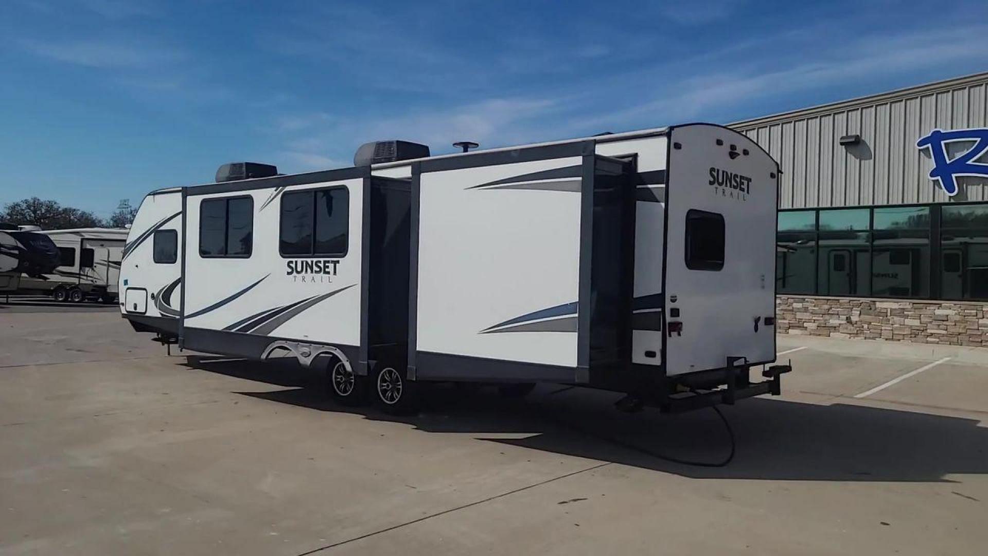 2018 KEYSTONE SUNSET TRAIL 331BH (4YDT33123J5) , Length: 37.5 ft. | Dry Weight: 7,186 lbs. | Gross Weight: 9,735 lbs. | Slides: 3 transmission, located at 4319 N Main St, Cleburne, TX, 76033, (817) 678-5133, 32.385960, -97.391212 - Board this 2018 Keystone Sunset Trail 331BH to your family's dream destination and enjoy all the fantastic amenities it has to offer! It measures 37.5 ft. in length and 11.17 ft. in height. It has a dry weight of 7,186 lbs. with a hitch weight of 936 lbs. Its exterior is white with black graphics. I - Photo#7