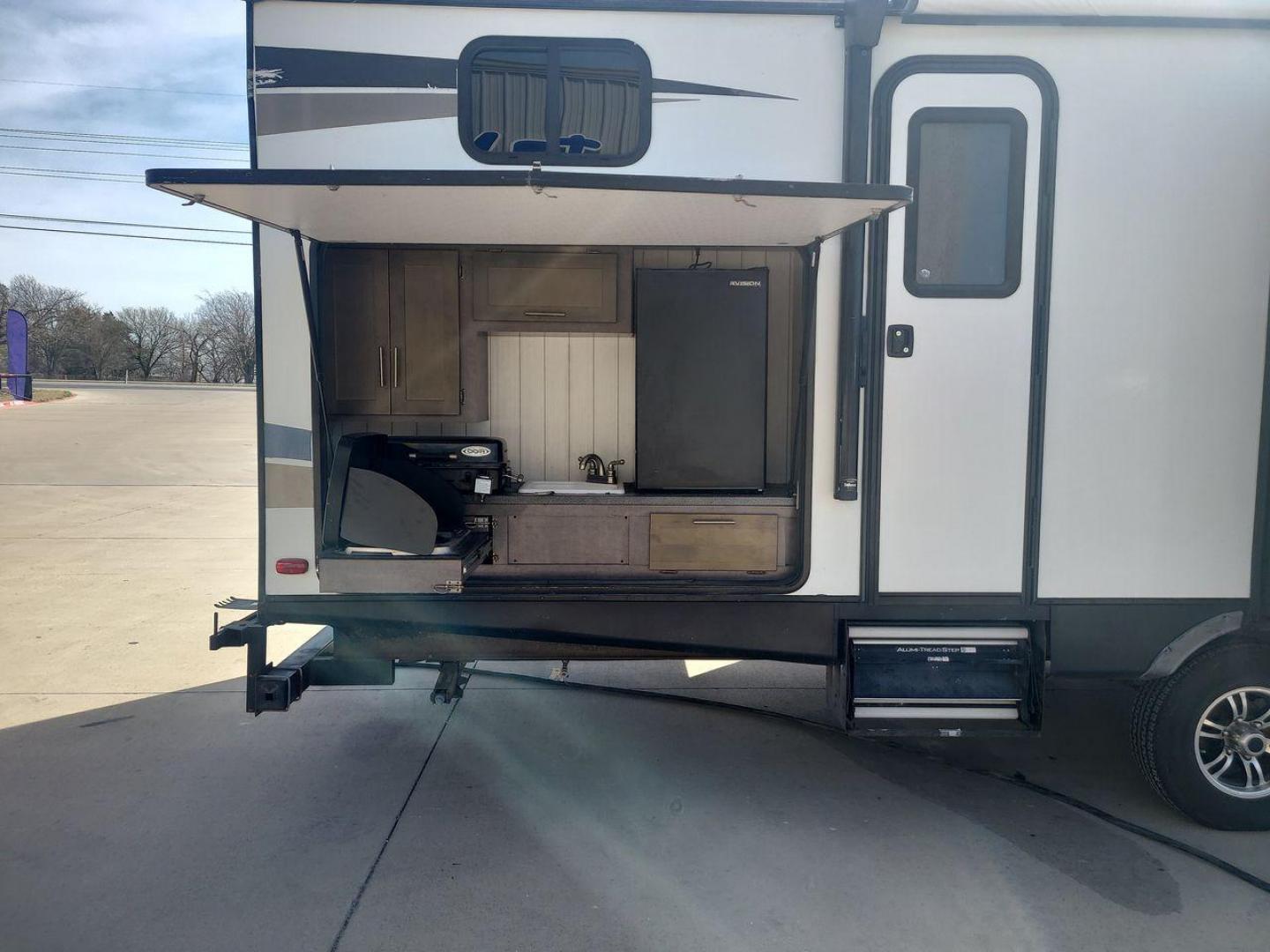 2018 KEYSTONE SUNSET TRAIL 331BH (4YDT33123J5) , Length: 37.5 ft. | Dry Weight: 7,186 lbs. | Gross Weight: 9,735 lbs. | Slides: 3 transmission, located at 4319 N Main St, Cleburne, TX, 76033, (817) 678-5133, 32.385960, -97.391212 - Board this 2018 Keystone Sunset Trail 331BH to your family's dream destination and enjoy all the fantastic amenities it has to offer! It measures 37.5 ft. in length and 11.17 ft. in height. It has a dry weight of 7,186 lbs. with a hitch weight of 936 lbs. Its exterior is white with black graphics. I - Photo#19