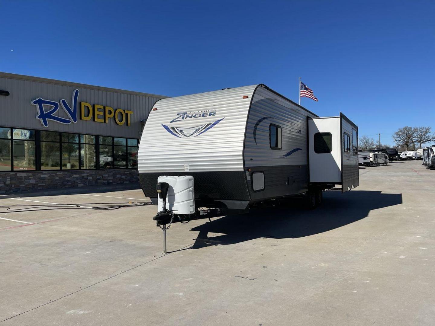 2018 WHITE KEYSTONE ZINGER 280RK (4YDT28021JS) , Length: 32.92 ft. | Dry Weight: 6,570 lbs. | Gross Weight: 9,610 lbs. | Slides: 1 transmission, located at 4319 N Main St, Cleburne, TX, 76033, (817) 678-5133, 32.385960, -97.391212 - Prepare a campout with the family this weekend in this 2018 Keystone Zinger 280RK travel trailer. It features amenities that serve you domestic comfort and convenience on the road! This unit measures 32.92 ft in length, 8 ft in width, 11.17 ft in height, and 6.75 ft in interior height. It has a dry - Photo#0