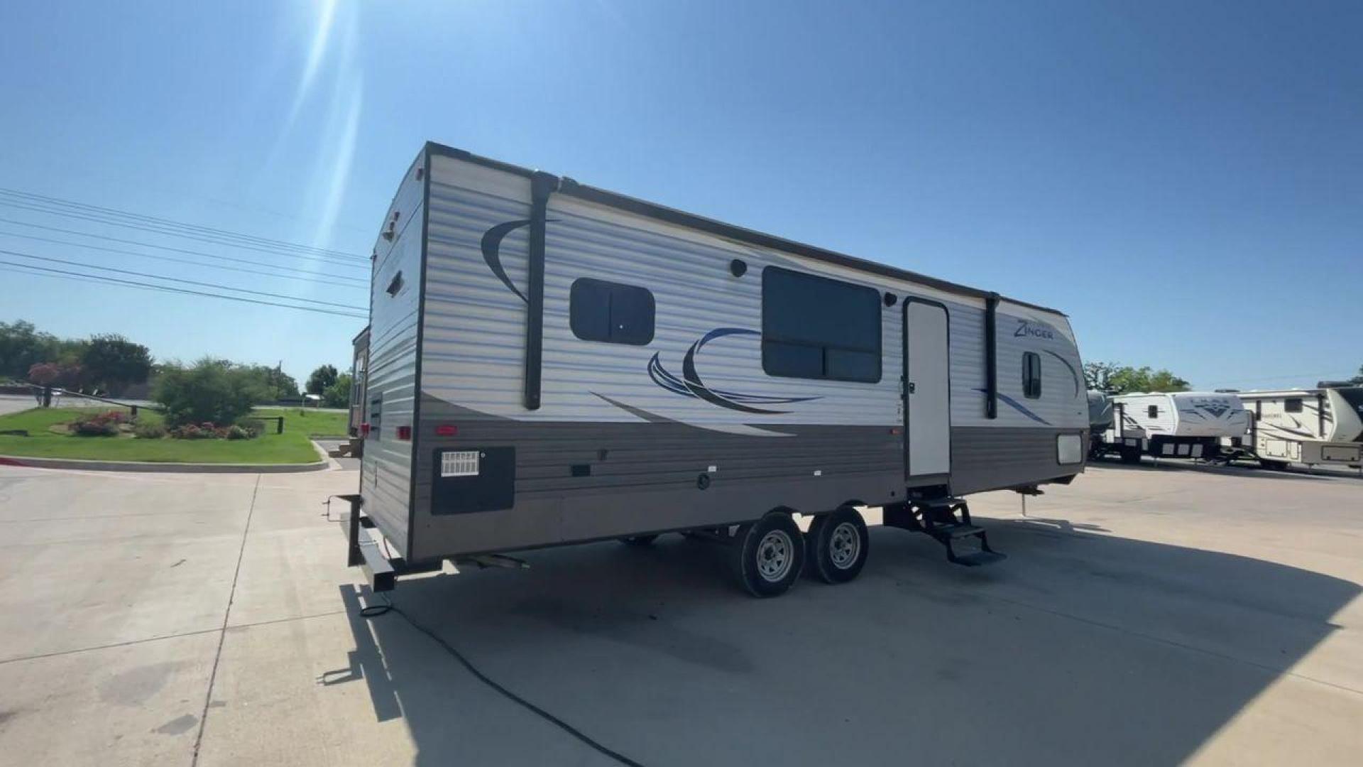 2018 WHITE KEYSTONE ZINGER 280RK (4YDT28021JS) , Length: 32.92 ft. | Dry Weight: 6,570 lbs. | Gross Weight: 9,610 lbs. | Slides: 1 transmission, located at 4319 N Main St, Cleburne, TX, 76033, (817) 678-5133, 32.385960, -97.391212 - Prepare a campout with the family this weekend in this 2018 Keystone Zinger 280RK travel trailer. It features amenities that serve you domestic comfort and convenience on the road! This unit measures 32.92 ft in length, 8 ft in width, 11.17 ft in height, and 6.75 ft in interior height. It has a dry - Photo#1