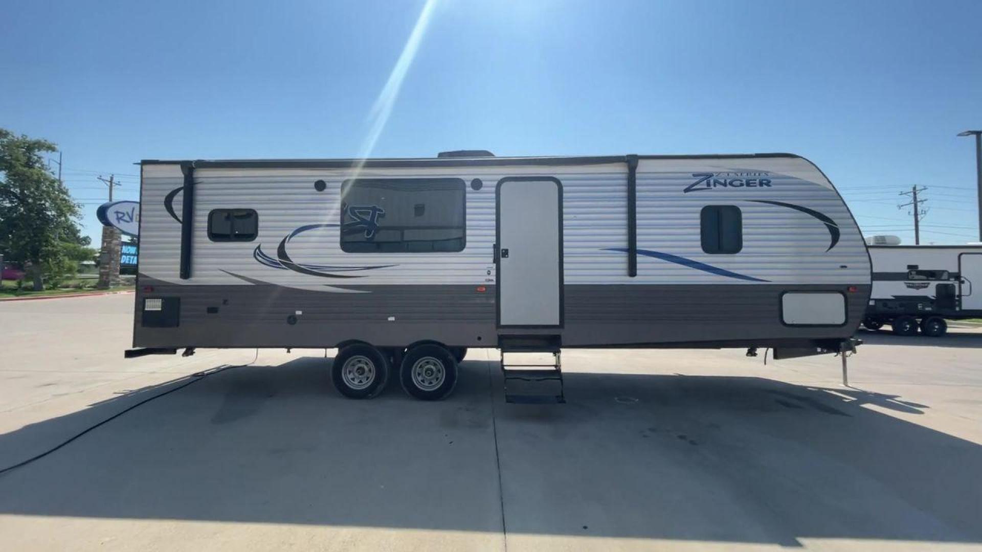 2018 WHITE KEYSTONE ZINGER 280RK (4YDT28021JS) , Length: 32.92 ft. | Dry Weight: 6,570 lbs. | Gross Weight: 9,610 lbs. | Slides: 1 transmission, located at 4319 N Main St, Cleburne, TX, 76033, (817) 678-5133, 32.385960, -97.391212 - Prepare a campout with the family this weekend in this 2018 Keystone Zinger 280RK travel trailer. It features amenities that serve you domestic comfort and convenience on the road! This unit measures 32.92 ft in length, 8 ft in width, 11.17 ft in height, and 6.75 ft in interior height. It has a dry - Photo#2