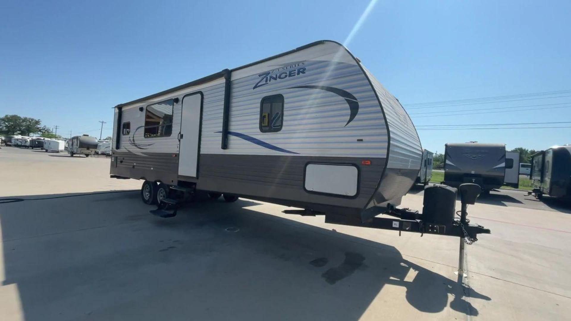 2018 WHITE KEYSTONE ZINGER 280RK (4YDT28021JS) , Length: 32.92 ft. | Dry Weight: 6,570 lbs. | Gross Weight: 9,610 lbs. | Slides: 1 transmission, located at 4319 N Main St, Cleburne, TX, 76033, (817) 678-5133, 32.385960, -97.391212 - Prepare a campout with the family this weekend in this 2018 Keystone Zinger 280RK travel trailer. It features amenities that serve you domestic comfort and convenience on the road! This unit measures 32.92 ft in length, 8 ft in width, 11.17 ft in height, and 6.75 ft in interior height. It has a dry - Photo#3