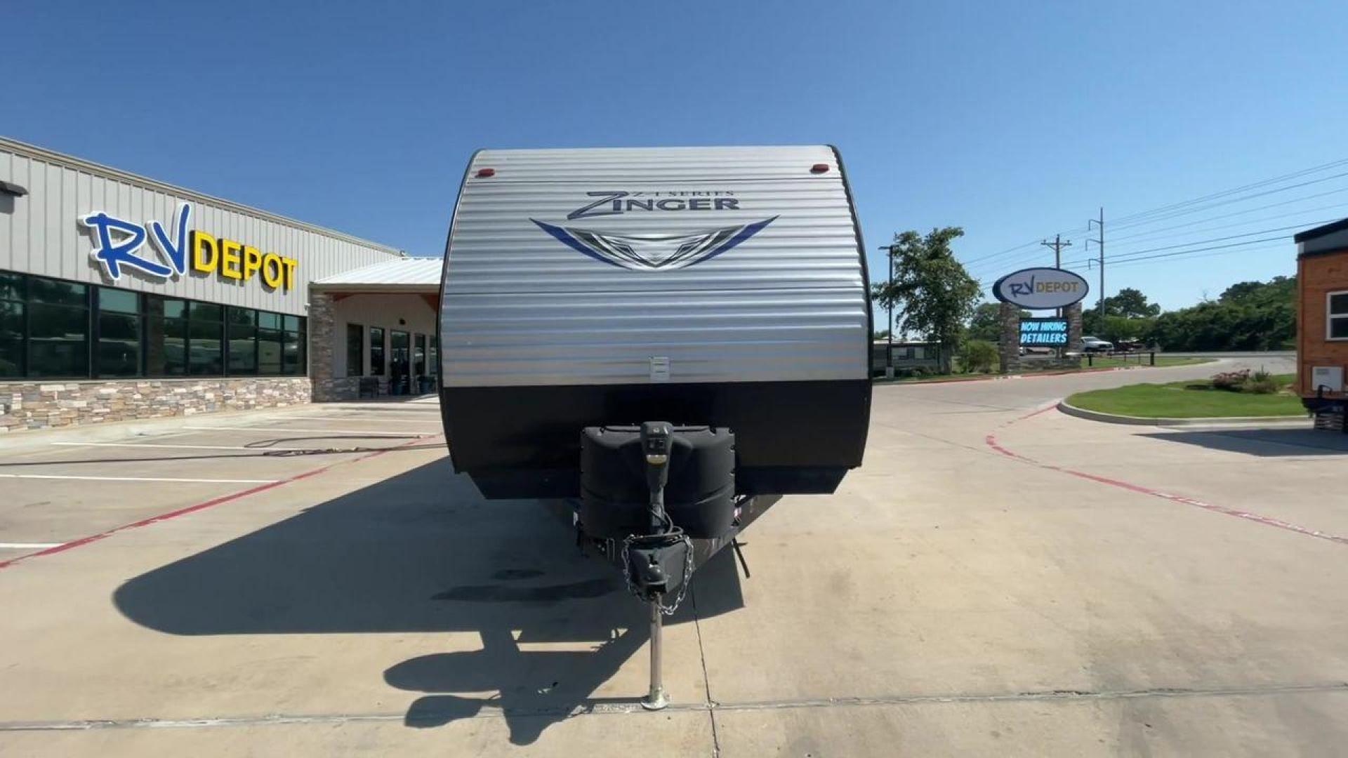 2018 WHITE KEYSTONE ZINGER 280RK (4YDT28021JS) , Length: 32.92 ft. | Dry Weight: 6,570 lbs. | Gross Weight: 9,610 lbs. | Slides: 1 transmission, located at 4319 N Main St, Cleburne, TX, 76033, (817) 678-5133, 32.385960, -97.391212 - Prepare a campout with the family this weekend in this 2018 Keystone Zinger 280RK travel trailer. It features amenities that serve you domestic comfort and convenience on the road! This unit measures 32.92 ft in length, 8 ft in width, 11.17 ft in height, and 6.75 ft in interior height. It has a dry - Photo#4