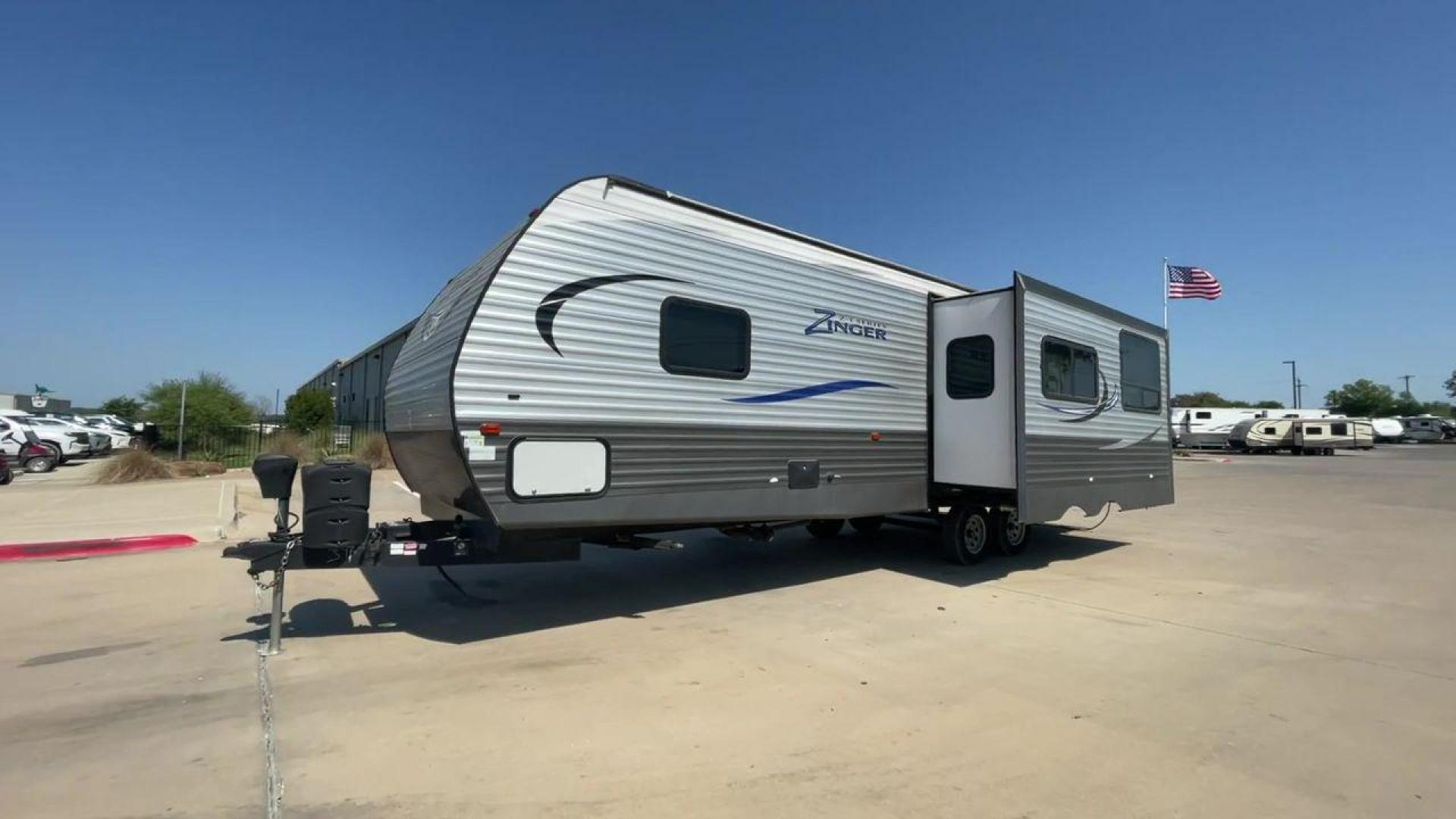 2018 WHITE KEYSTONE ZINGER 280RK (4YDT28021JS) , Length: 32.92 ft. | Dry Weight: 6,570 lbs. | Gross Weight: 9,610 lbs. | Slides: 1 transmission, located at 4319 N Main St, Cleburne, TX, 76033, (817) 678-5133, 32.385960, -97.391212 - Prepare a campout with the family this weekend in this 2018 Keystone Zinger 280RK travel trailer. It features amenities that serve you domestic comfort and convenience on the road! This unit measures 32.92 ft in length, 8 ft in width, 11.17 ft in height, and 6.75 ft in interior height. It has a dry - Photo#5