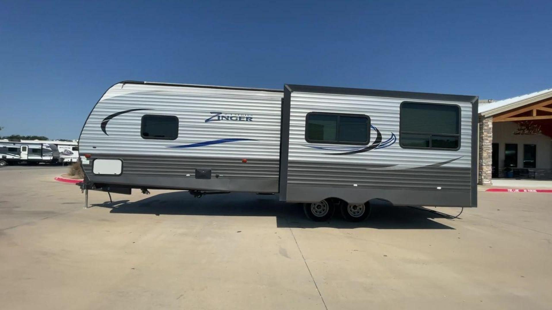 2018 WHITE KEYSTONE ZINGER 280RK (4YDT28021JS) , Length: 32.92 ft. | Dry Weight: 6,570 lbs. | Gross Weight: 9,610 lbs. | Slides: 1 transmission, located at 4319 N Main St, Cleburne, TX, 76033, (817) 678-5133, 32.385960, -97.391212 - Prepare a campout with the family this weekend in this 2018 Keystone Zinger 280RK travel trailer. It features amenities that serve you domestic comfort and convenience on the road! This unit measures 32.92 ft in length, 8 ft in width, 11.17 ft in height, and 6.75 ft in interior height. It has a dry - Photo#6