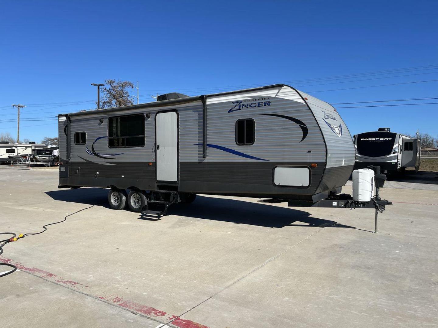 2018 WHITE KEYSTONE ZINGER 280RK (4YDT28021JS) , Length: 32.92 ft. | Dry Weight: 6,570 lbs. | Gross Weight: 9,610 lbs. | Slides: 1 transmission, located at 4319 N Main St, Cleburne, TX, 76033, (817) 678-5133, 32.385960, -97.391212 - Prepare a campout with the family this weekend in this 2018 Keystone Zinger 280RK travel trailer. It features amenities that serve you domestic comfort and convenience on the road! This unit measures 32.92 ft in length, 8 ft in width, 11.17 ft in height, and 6.75 ft in interior height. It has a dry - Photo#21