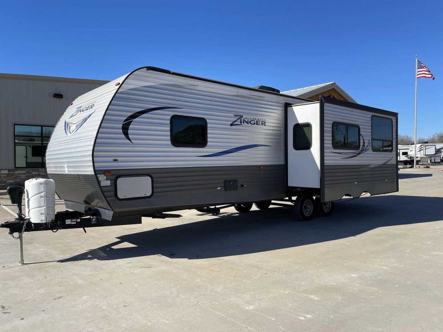 2018 WHITE KEYSTONE ZINGER 280RK (4YDT28021JS) , Length: 32.92 ft. | Dry Weight: 6,570 lbs. | Gross Weight: 9,610 lbs. | Slides: 1 transmission, located at 4319 N Main St, Cleburne, TX, 76033, (817) 678-5133, 32.385960, -97.391212 - Prepare a campout with the family this weekend in this 2018 Keystone Zinger 280RK travel trailer. It features amenities that serve you domestic comfort and convenience on the road! This unit measures 32.92 ft in length, 8 ft in width, 11.17 ft in height, and 6.75 ft in interior height. It has a dry - Photo#22