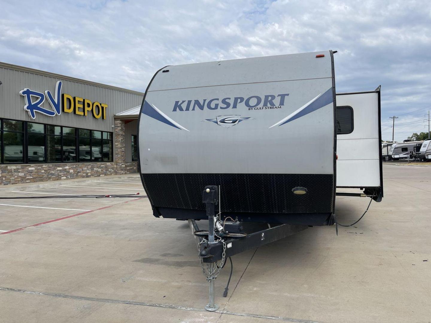 2018 GRAY KINGSPORT 301TB (1NL1GTS2XJ1) , Length: 33.58 ft. | Dry Weight: 6,845 lbs. | Slides: 1 transmission, located at 4319 N Main St, Cleburne, TX, 76033, (817) 678-5133, 32.385960, -97.391212 - The 2018 Kingsport 301TB travel trailer will help you prepare for your next vacation. This well-thought-out, kid-friendly RV is your ticket to enjoyable and unique camping trips. The dimensions of this unit are 34.08 ft in length, 8 ft in width, and 10.75 ft in height. It has a dry weight of 6,845 l - Photo#0