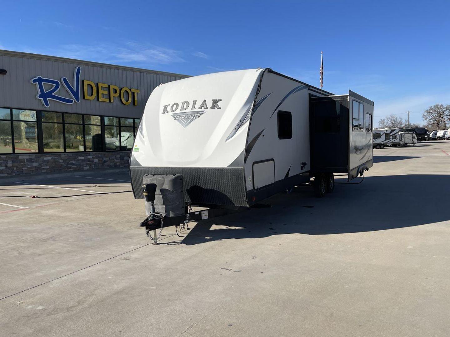 2018 GRAY KODIAK ULTRA LITE 264RLSL (4YDT2642XJJ) , Length: 31.17 ft. | Dry Weight: 5,518 lbs. | Slides: 1 transmission, located at 4319 N Main St, Cleburne, TX, 76033, (817) 678-5133, 32.385960, -97.391212 - Photo#0