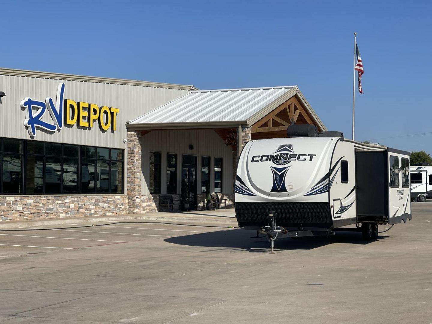 2018 KZ CONNECT 281BHK (4EZTL2825J8) , Length: 32.58 ft.| Dry Weight: 5,680 lbs. | Gross Weight: 6,800 lbs. | Slides: 1 transmission, located at 4319 N Main St, Cleburne, TX, 76033, (817) 678-5133, 32.385960, -97.391212 - The 2018 KZ Connect 281BHK is a versatile and lightweight travel trailer. It is perfect for family adventures on the road. With a length of 32.58 feet and a dry weight of 5,680 lbs., it is designed to be easily towable while still offering ample living space. Its gross weight capacity of 6,800 lbs. - Photo#0