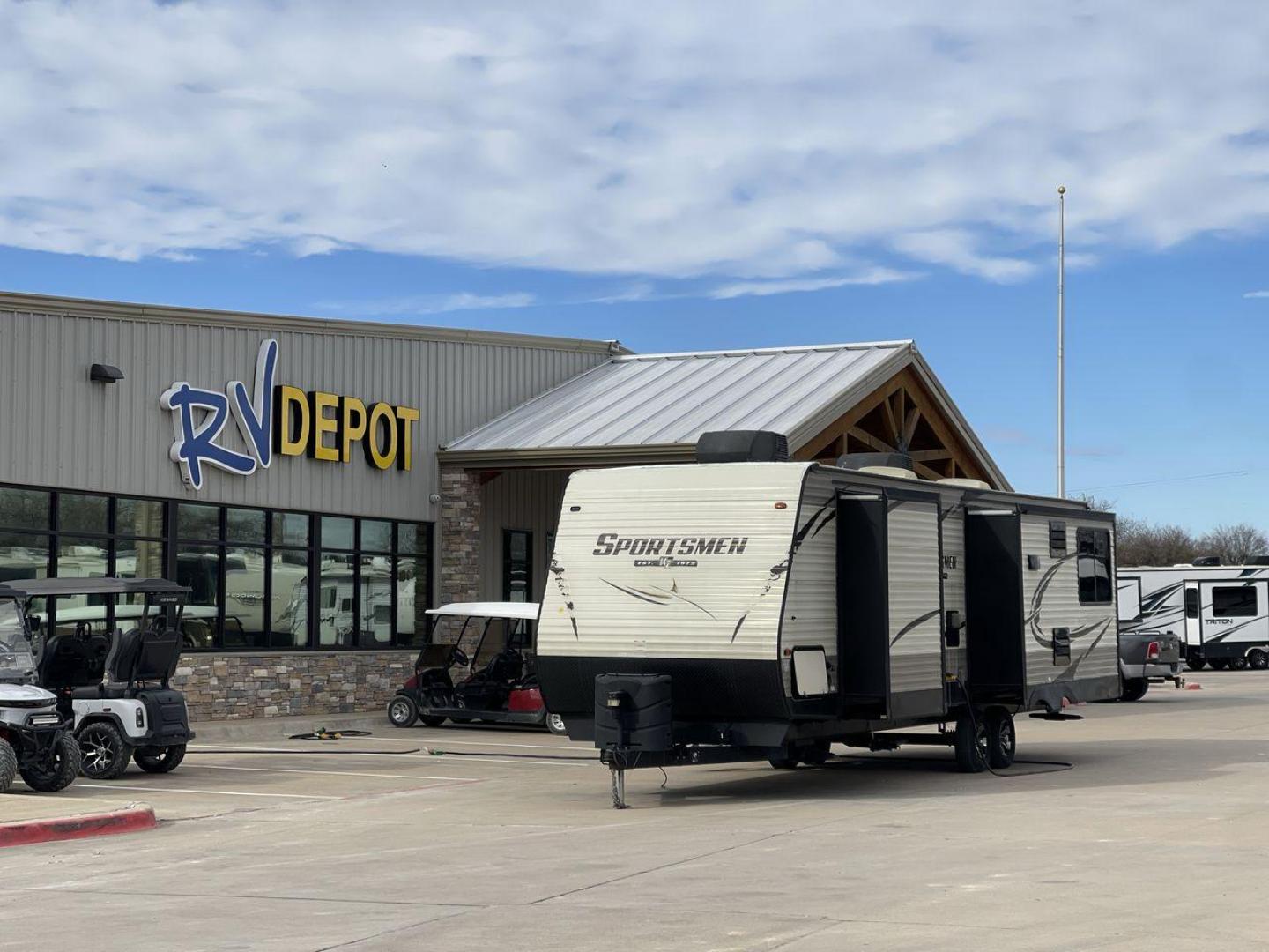 2018 WHITE KZ SPORTSMEN 3321K (4EZTS3229J5) , located at 4319 N Main St, Cleburne, TX, 76033, (817) 678-5133, 32.385960, -97.391212 - This 2018 K-Z Sportsmen 3321K is a wonderful blend of beauty, luxury, and comfort. Its exterior is a base color of tan with gray accents. Inside, you will find a very modern-looking interior with incredible features. The living area is designed with cool LED lighting and elegant flooring. It also - Photo#0