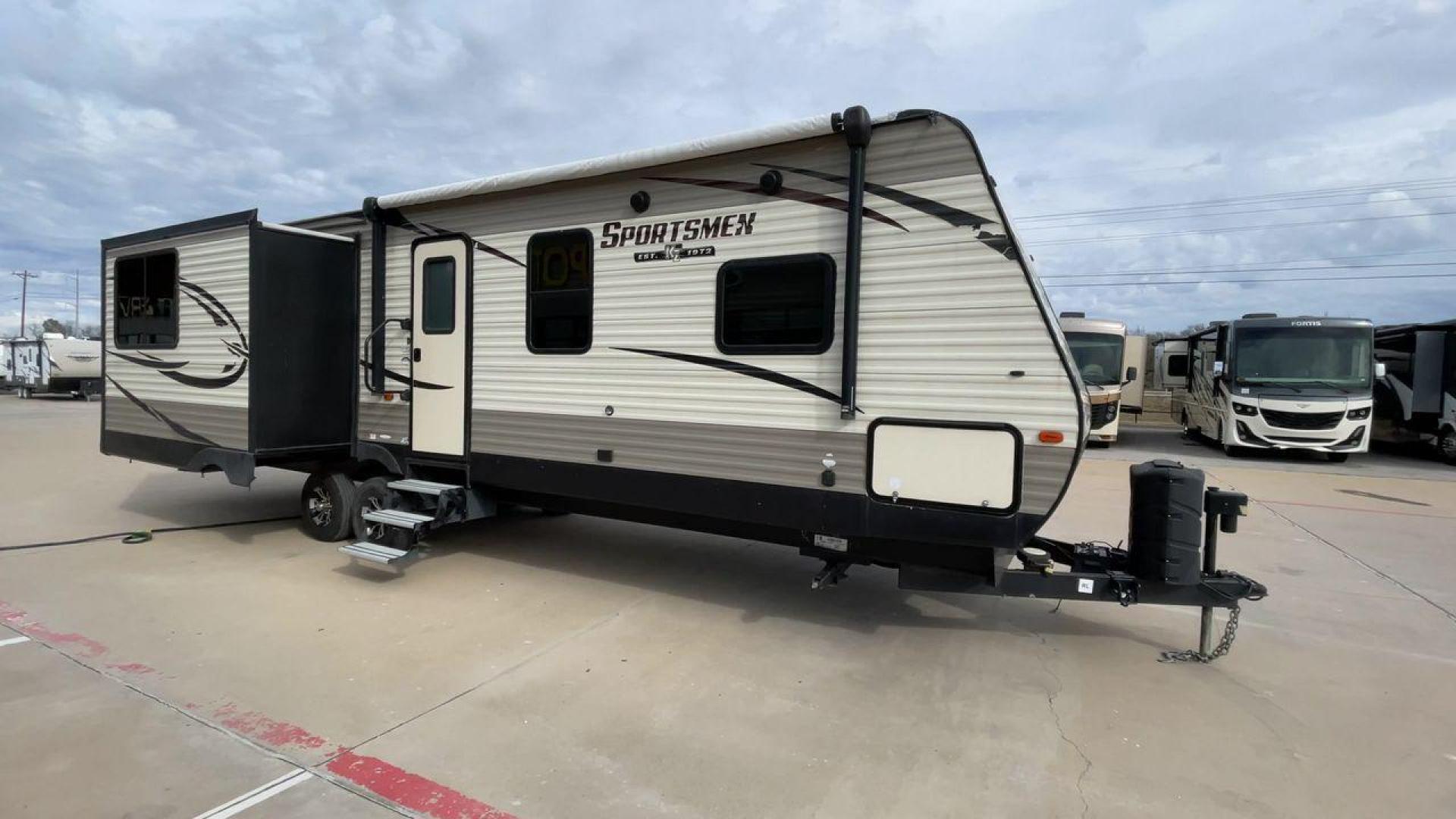 2018 WHITE KZ SPORTSMEN 3321K (4EZTS3229J5) , located at 4319 N Main St, Cleburne, TX, 76033, (817) 678-5133, 32.385960, -97.391212 - This 2018 K-Z Sportsmen 3321K is a wonderful blend of beauty, luxury, and comfort. Its exterior is a base color of tan with gray accents. Inside, you will find a very modern-looking interior with incredible features. The living area is designed with cool LED lighting and elegant flooring. It also - Photo#3