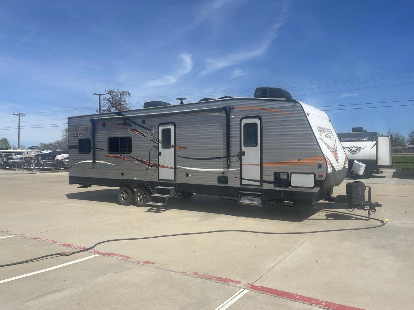 2018 WHITE KZ SPORTSTER 301TH (4EZTG3123J5) , located at 4319 N Main St, Cleburne, TX, 76033, (817) 678-5133, 32.385960, -97.391212 - Photo#22