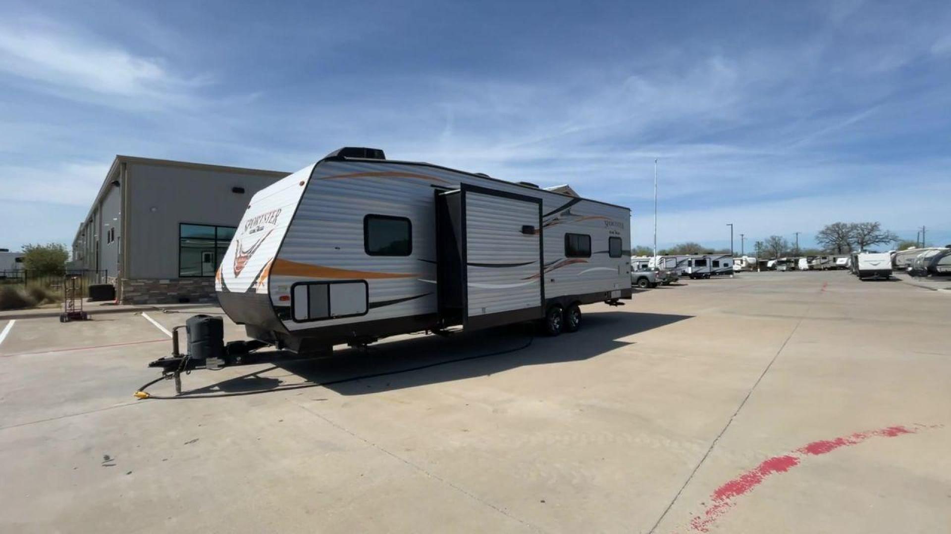 2018 WHITE KZ SPORTSTER 301TH (4EZTG3123J5) , located at 4319 N Main St, Cleburne, TX, 76033, (817) 678-5133, 32.385960, -97.391212 - Photo#5