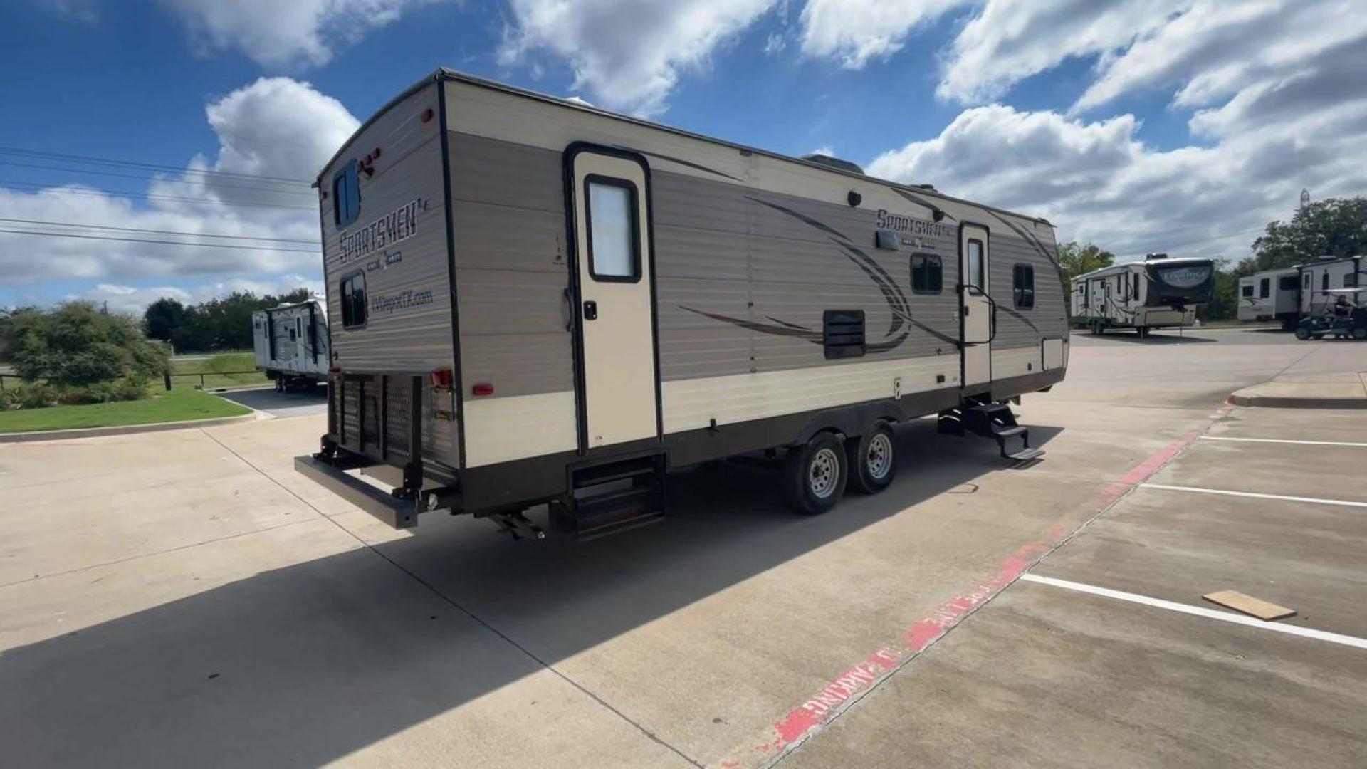 2018 KZ SPREE SPORTSMAN (4EZTU2928J5) , Length: 33.17 ft. | Dry Weight: 6,020 lbs. | Gross Weight: 8,000 lbs. | Slides: 1 transmission, located at 4319 N Main St, Cleburne, TX, 76033, (817) 678-5133, 32.385960, -97.391212 - The 2018 KZ Sportsmen 291BHLE is a versatile and spacious travel trailer designed to accommodate families or groups looking for comfort on the road. Measuring 33.17 feet long, with a dry weight of 6,020 lbs. and a gross weight of 8,000 lbs., this trailer strikes an ideal balance between space and to - Photo#1