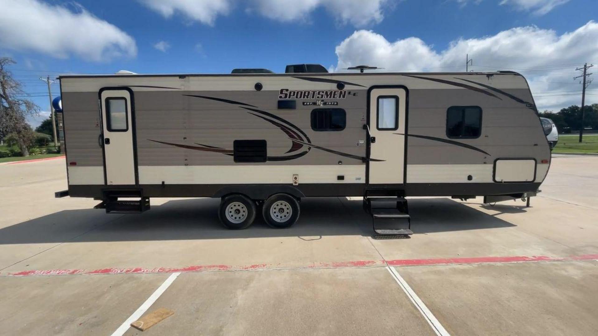 2018 KZ SPREE SPORTSMAN (4EZTU2928J5) , Length: 33.17 ft. | Dry Weight: 6,020 lbs. | Gross Weight: 8,000 lbs. | Slides: 1 transmission, located at 4319 N Main St, Cleburne, TX, 76033, (817) 678-5133, 32.385960, -97.391212 - The 2018 KZ Sportsmen 291BHLE is a versatile and spacious travel trailer designed to accommodate families or groups looking for comfort on the road. Measuring 33.17 feet long, with a dry weight of 6,020 lbs. and a gross weight of 8,000 lbs., this trailer strikes an ideal balance between space and to - Photo#2