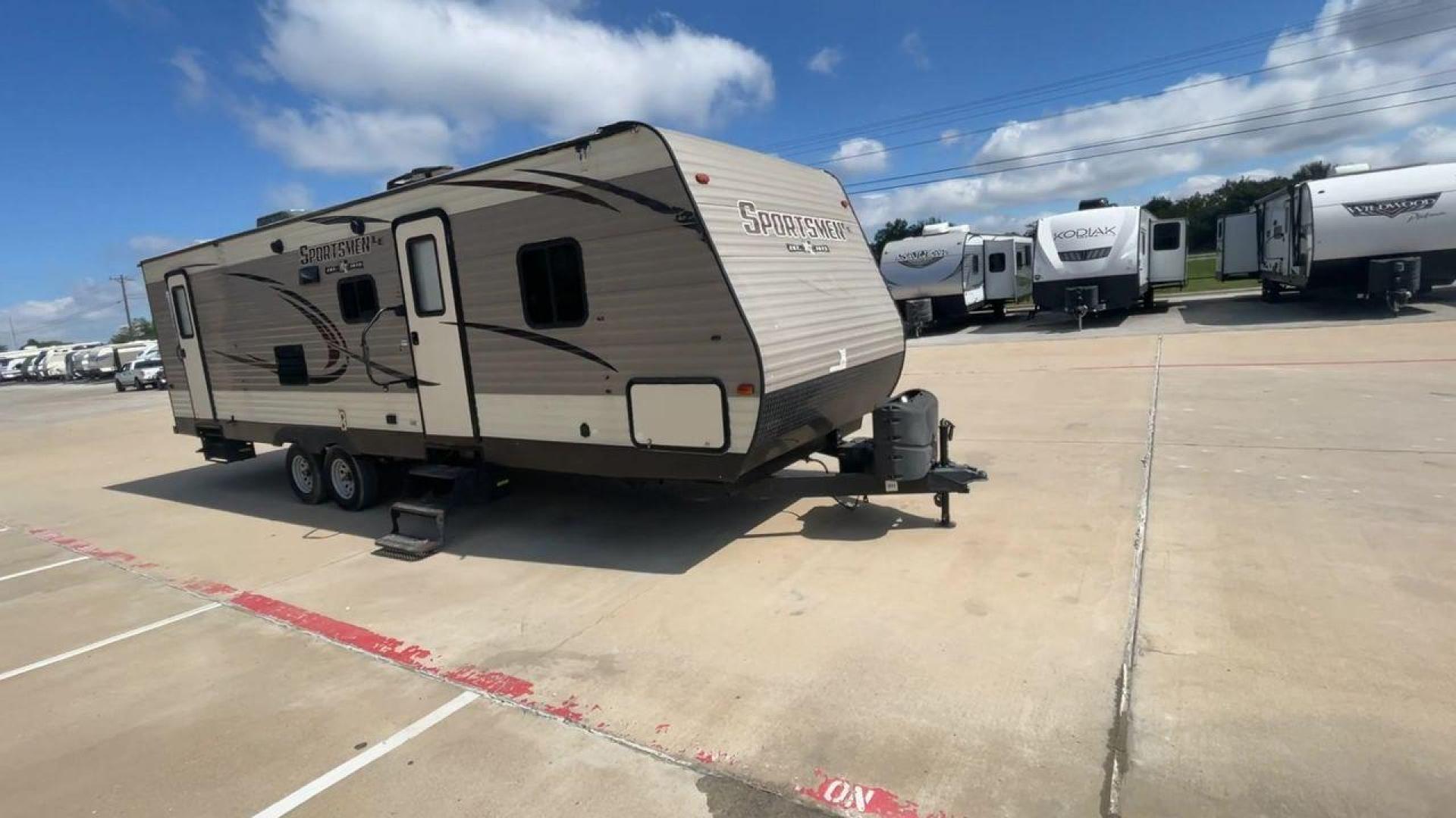 2018 KZ SPREE SPORTSMAN (4EZTU2928J5) , Length: 33.17 ft. | Dry Weight: 6,020 lbs. | Gross Weight: 8,000 lbs. | Slides: 1 transmission, located at 4319 N Main St, Cleburne, TX, 76033, (817) 678-5133, 32.385960, -97.391212 - The 2018 KZ Sportsmen 291BHLE is a versatile and spacious travel trailer designed to accommodate families or groups looking for comfort on the road. Measuring 33.17 feet long, with a dry weight of 6,020 lbs. and a gross weight of 8,000 lbs., this trailer strikes an ideal balance between space and to - Photo#3