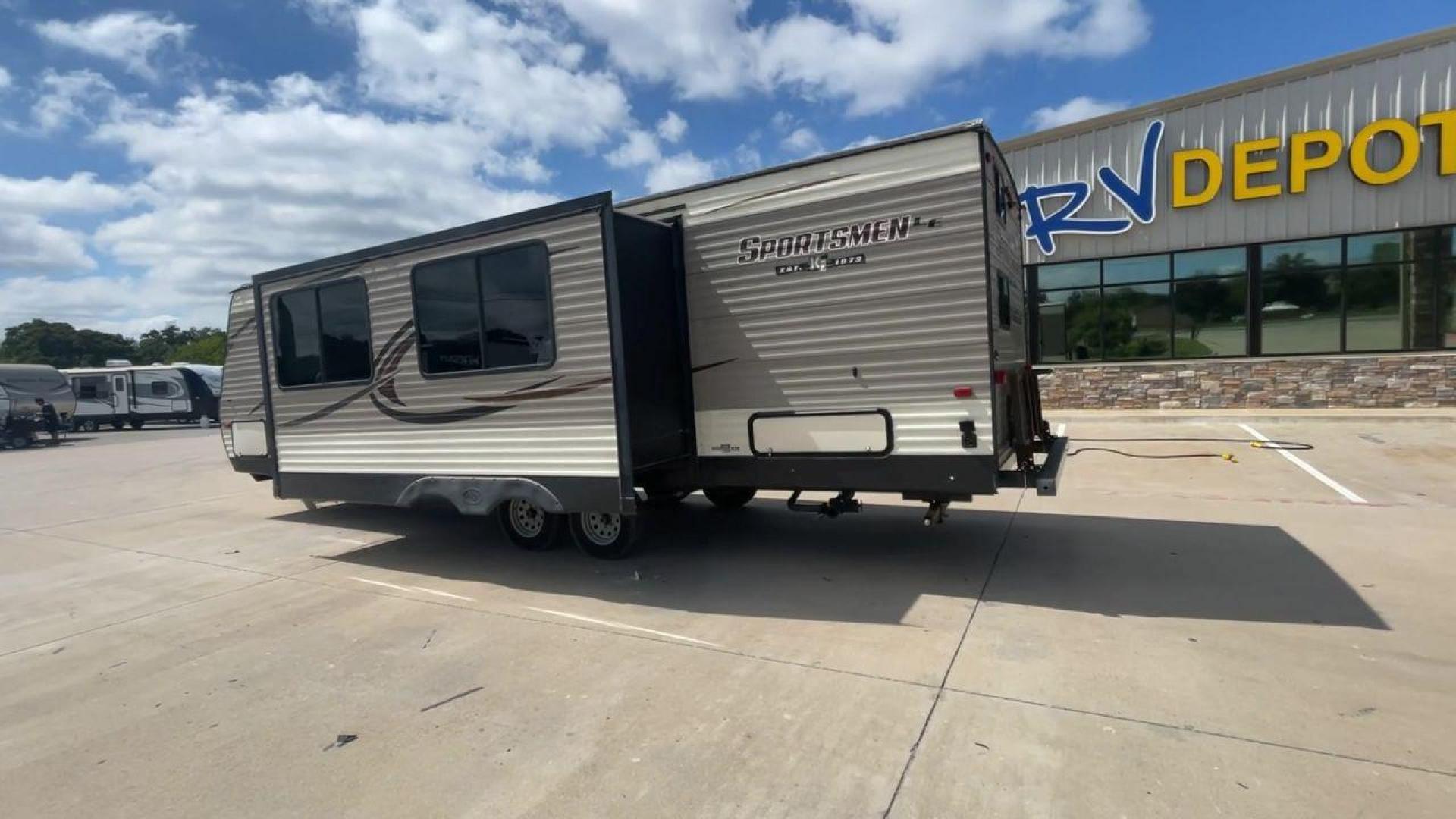 2018 KZ SPREE SPORTSMAN (4EZTU2928J5) , Length: 33.17 ft. | Dry Weight: 6,020 lbs. | Gross Weight: 8,000 lbs. | Slides: 1 transmission, located at 4319 N Main St, Cleburne, TX, 76033, (817) 678-5133, 32.385960, -97.391212 - The 2018 KZ Sportsmen 291BHLE is a versatile and spacious travel trailer designed to accommodate families or groups looking for comfort on the road. Measuring 33.17 feet long, with a dry weight of 6,020 lbs. and a gross weight of 8,000 lbs., this trailer strikes an ideal balance between space and to - Photo#7