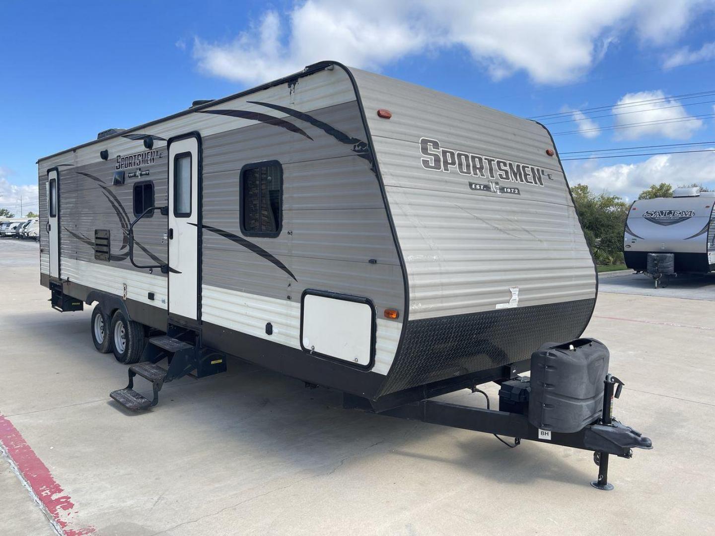 2018 KZ SPREE SPORTSMAN (4EZTU2928J5) , Length: 33.17 ft. | Dry Weight: 6,020 lbs. | Gross Weight: 8,000 lbs. | Slides: 1 transmission, located at 4319 N Main St, Cleburne, TX, 76033, (817) 678-5133, 32.385960, -97.391212 - The 2018 KZ Sportsmen 291BHLE is a versatile and spacious travel trailer designed to accommodate families or groups looking for comfort on the road. Measuring 33.17 feet long, with a dry weight of 6,020 lbs. and a gross weight of 8,000 lbs., this trailer strikes an ideal balance between space and to - Photo#21